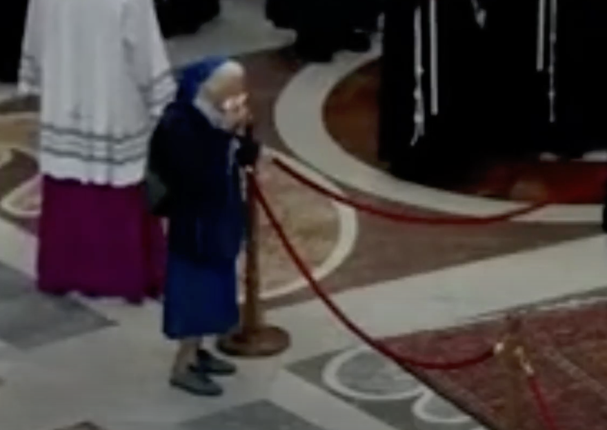 Schwester Genevieve bei der Beerdigung von Papst Franziskus. | Quelle: YouTube/TheIndependent
