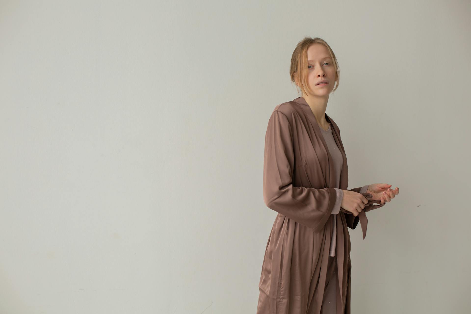 Eine Frau starrt jemanden verächtlich an | Quelle: Pexels