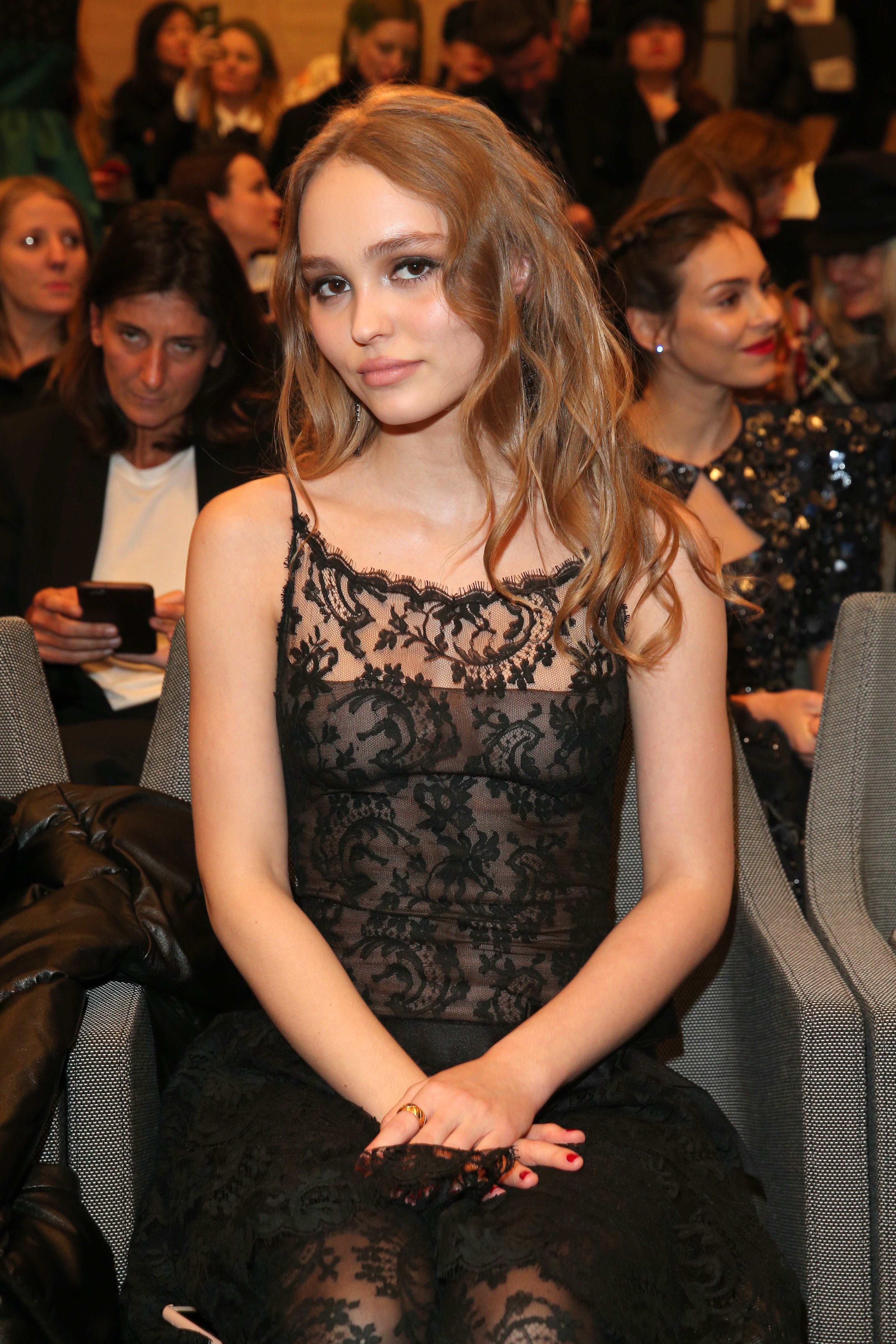 Lily-Rose Depp nimmt am 6. Dezember 2017 in Hamburg am Fototermin zur Chanel Métiers d’Art-Kollektion 2017/18 teil. Dieser Auftritt spiegelt ihre langjährige Präsenz in der Modewelt neben ihrer Schauspielkarriere wider, was auch Diskussionen über ihre berühmte Familie ausgelöst hat. | Quelle: Getty Images