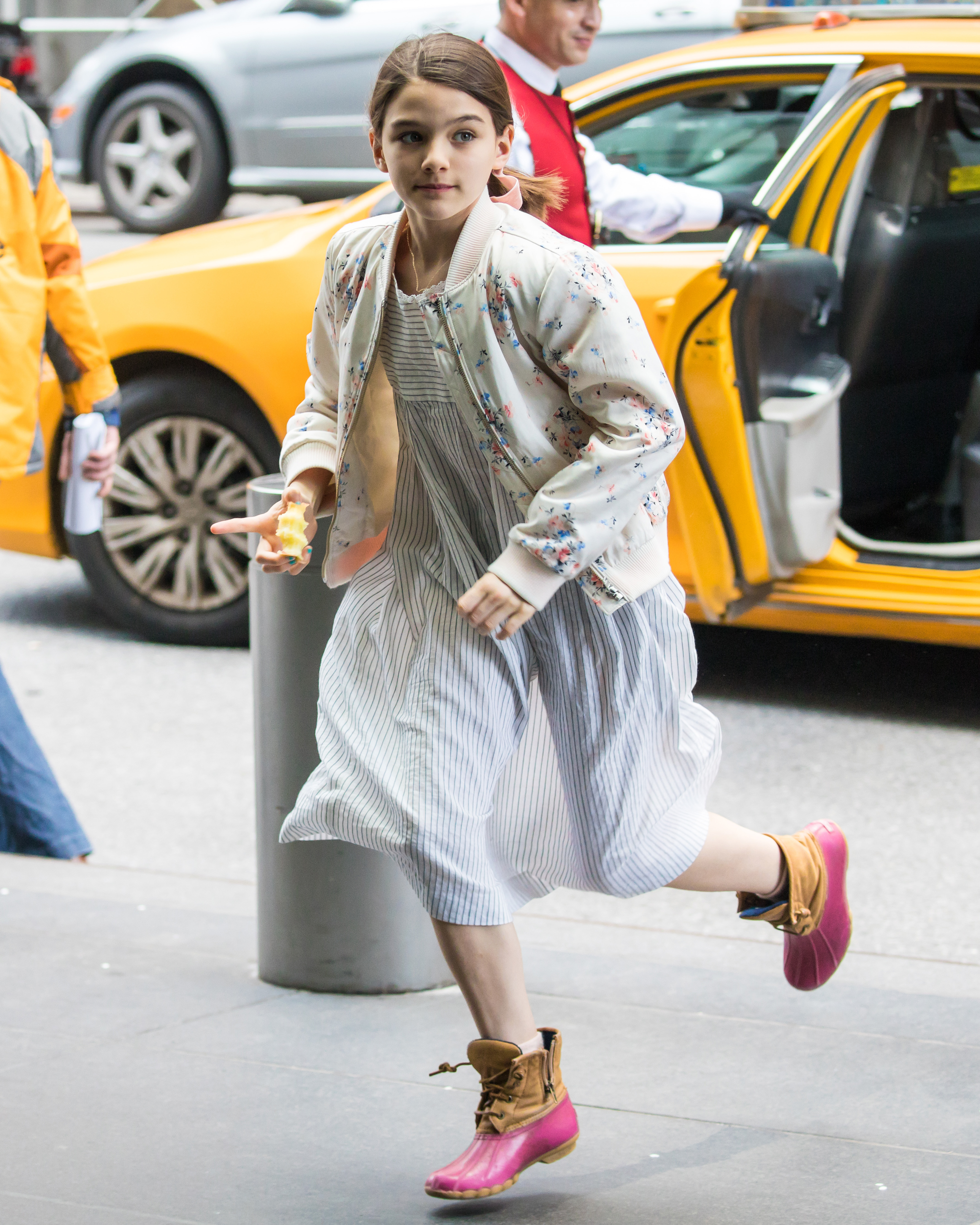 Suri Cruise bei der Ankunft in ihrem Hotel in New York City, am 28. April 2018 | Quelle: Getty Images