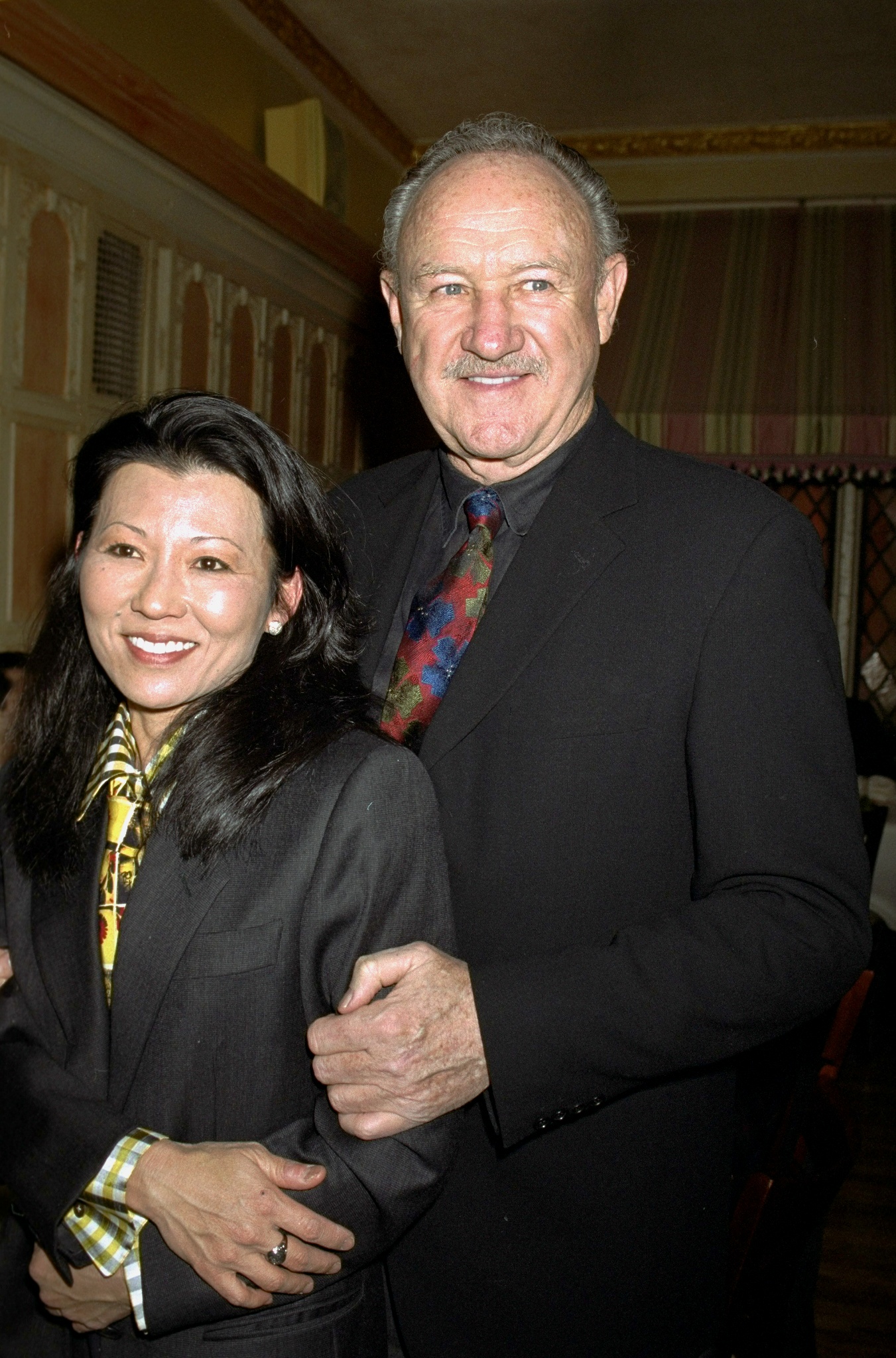 Gene Hackman mit Betsy Arakawa bei den 15. jährlichen Champagne Stakes der United Celebral Palsy of New York City im Restaurant Etoile im Jahr 2000 | Quelle: Getty Images