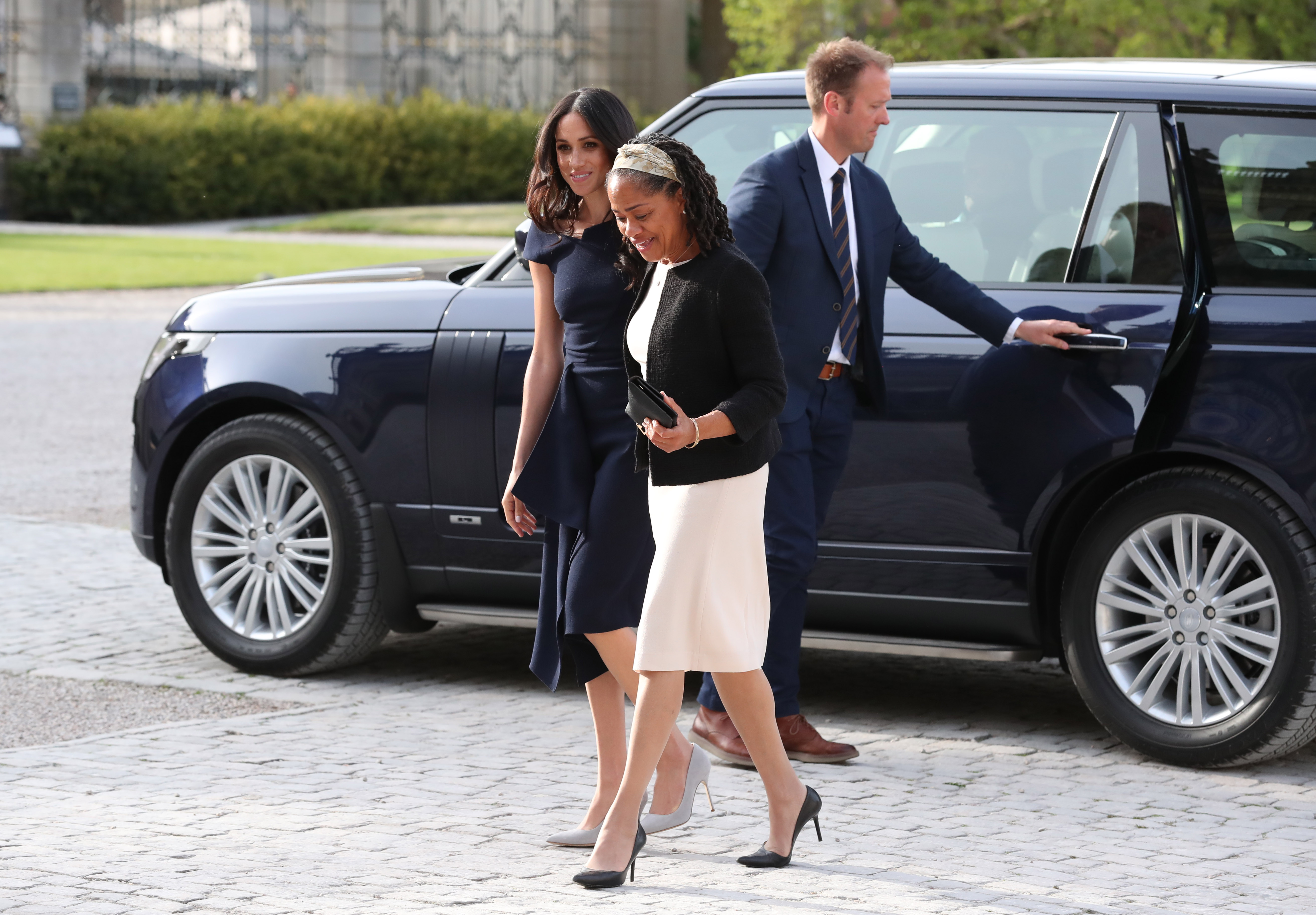 Meghan pflegt nach wie vor eine enge Beziehung zu ihrer Mutter, Doria Ragland, die auch während großer persönlicher Veränderungen ein wichtiger Teil ihres Lebens geblieben ist. Doria wurde später Großmutter von Archie und Lilibet und ist weiterhin eine wichtige Stütze in ihrer Familie. | Quelle: Getty Images