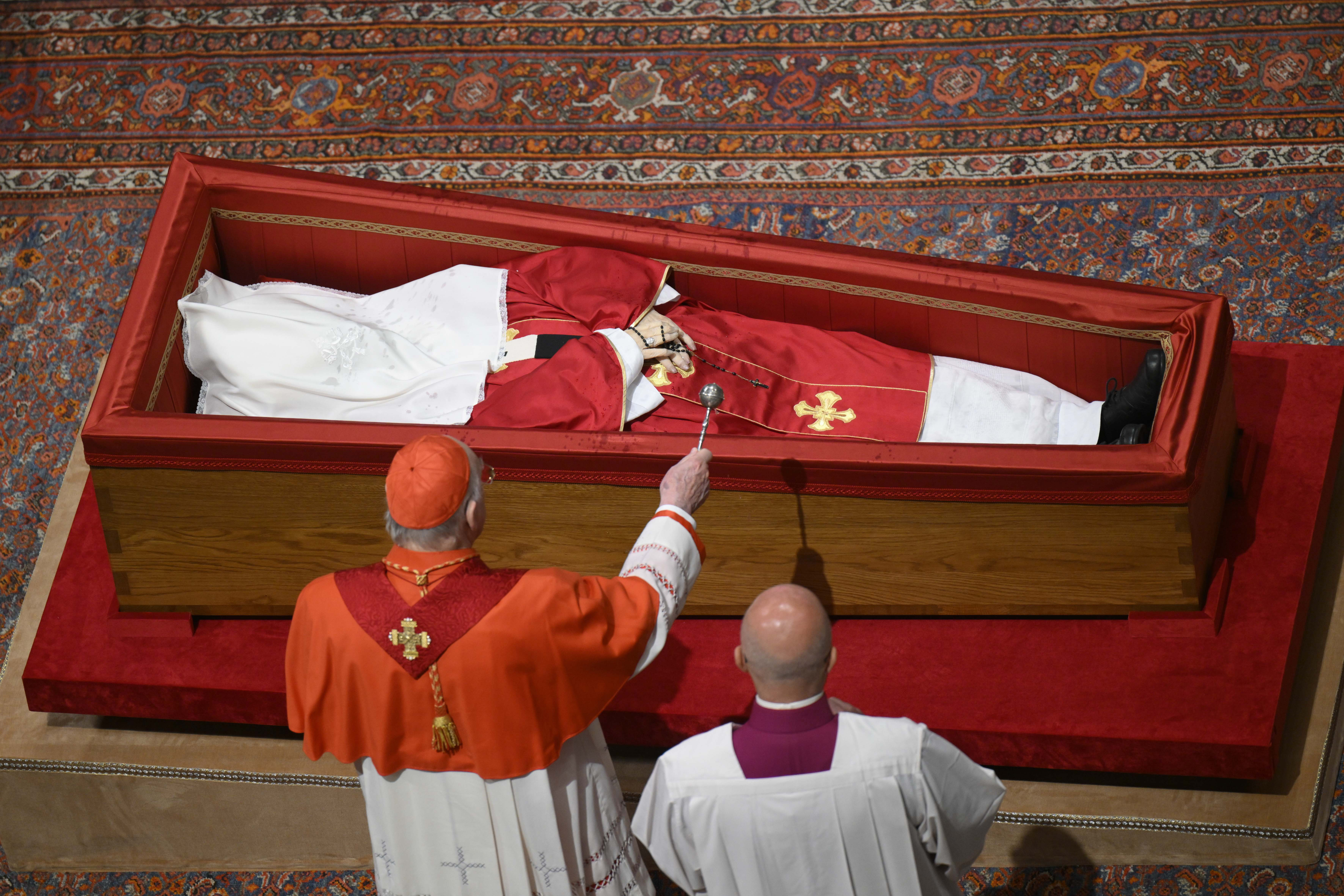 Kardinal Kevin Farrell leitet den Ritus der Versiegelung des Sarges von Papst Franziskus im Petersdom am 25. April 2025, vor seiner Beerdigung. | Quelle: Getty Images