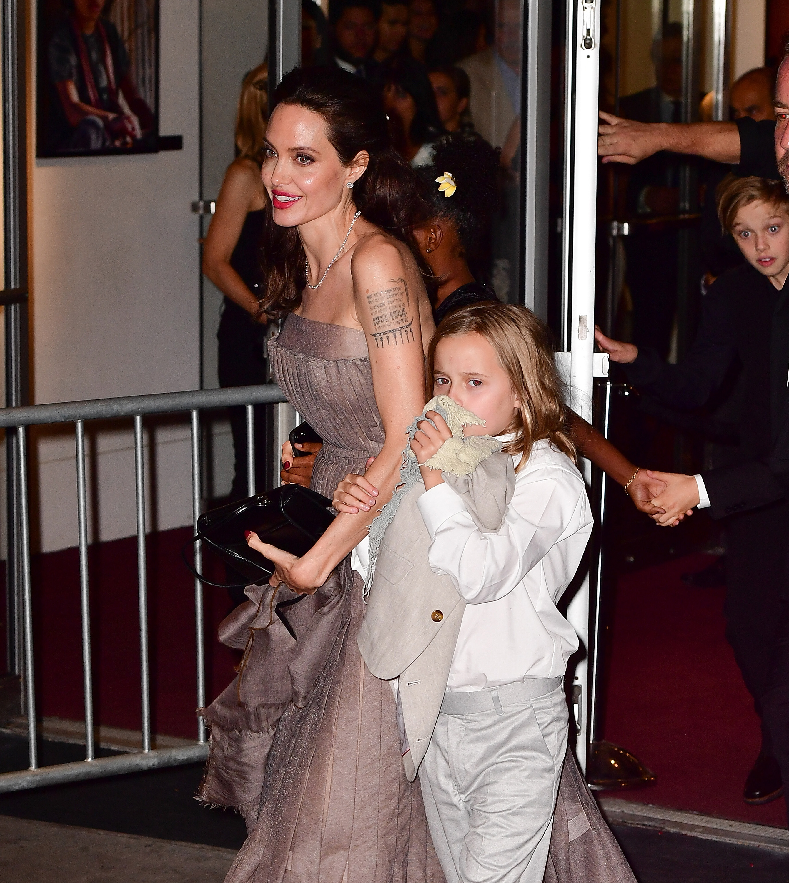 Angelina Jolie und Vivienne Jolie-Pitt verlassen die New Yorker-Premiere von "First They Killed My Father" im DGA Theater am 14. September 2017 in New York City | Quelle: Getty Images