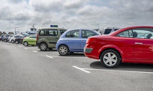 Autos auf Parkplatz | Quelle: Shutterstock