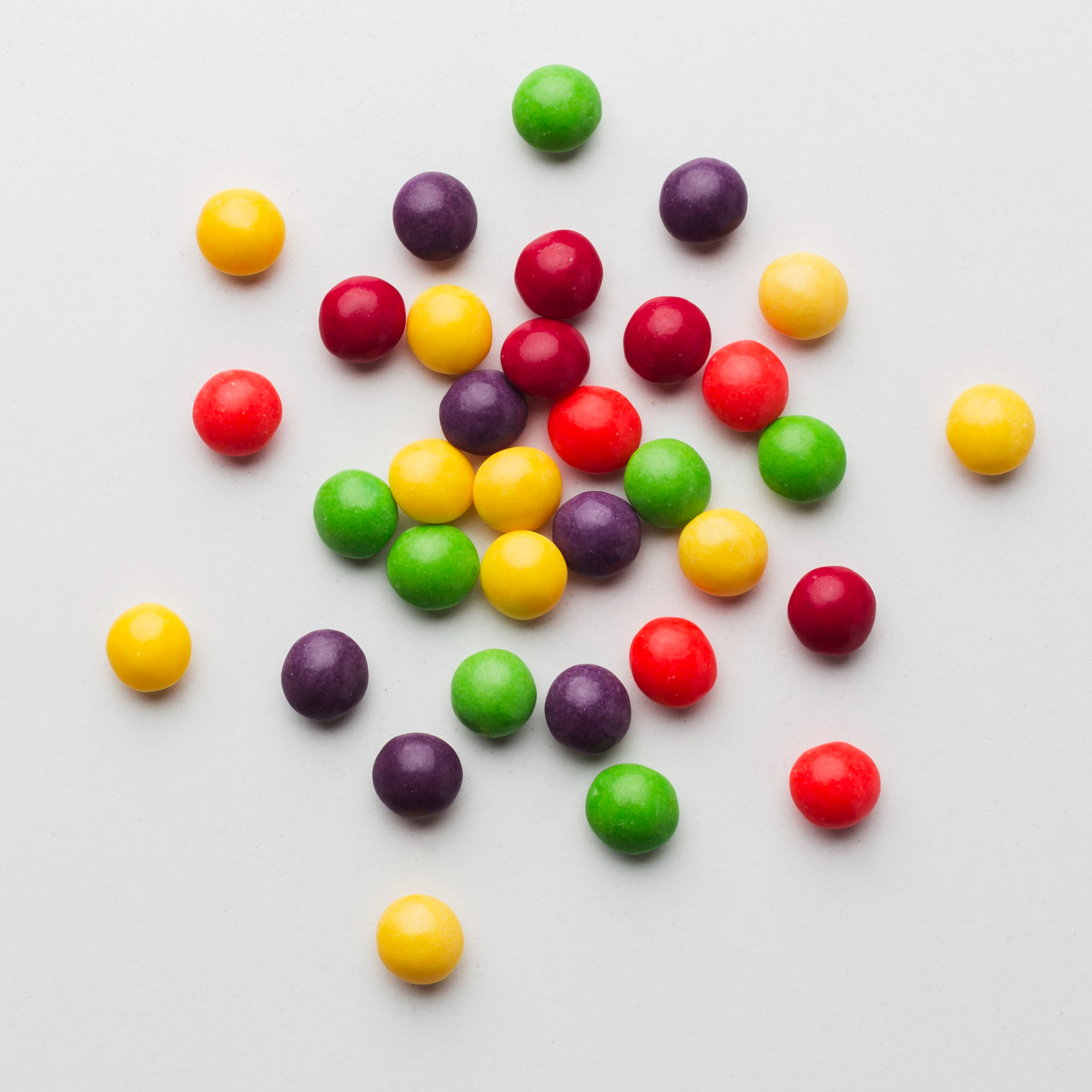 Skittles auf einem weißen Hintergrund | Quelle: Freepik
