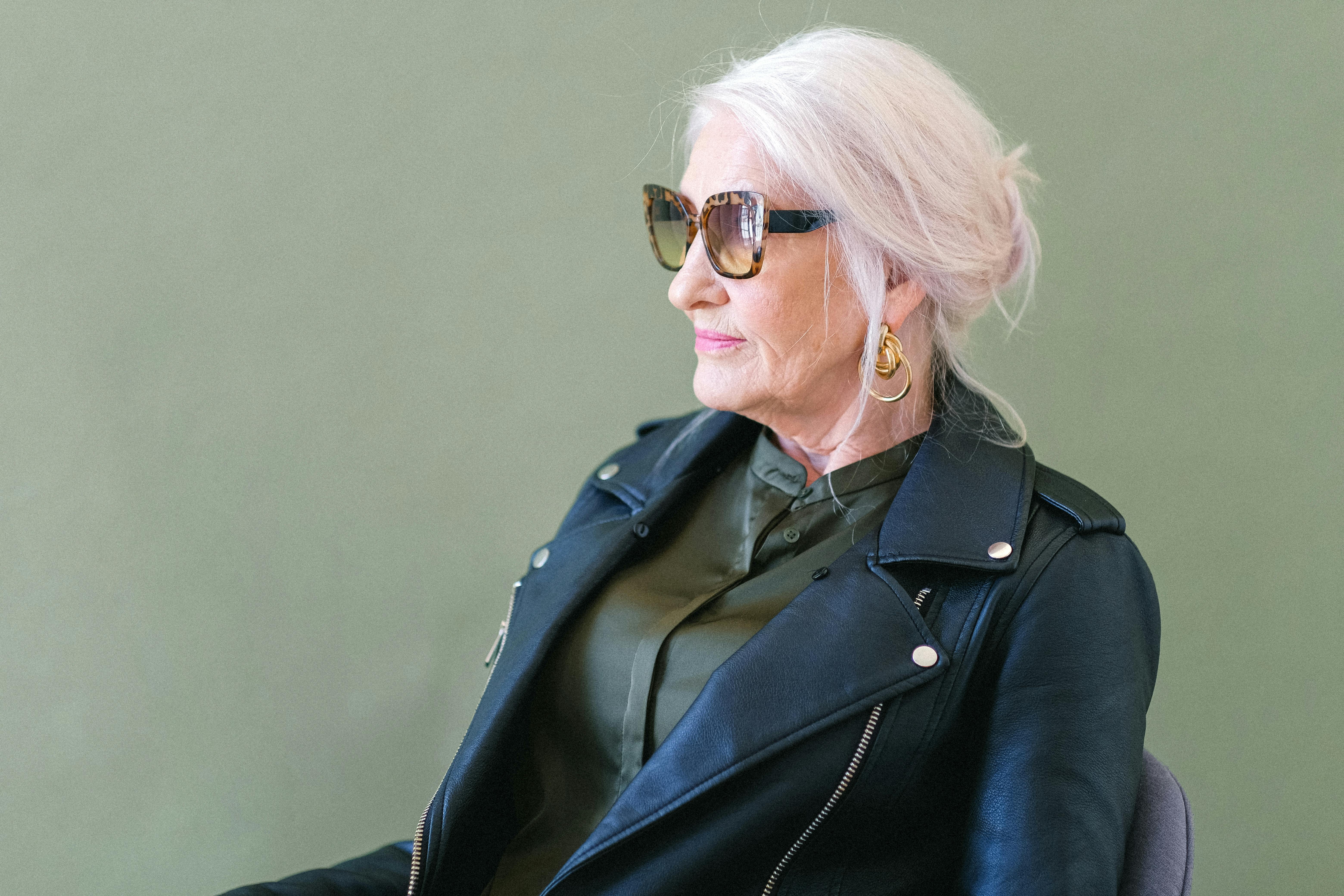 Ältere Frau mit Sonnenbrille | Quelle: Pexels