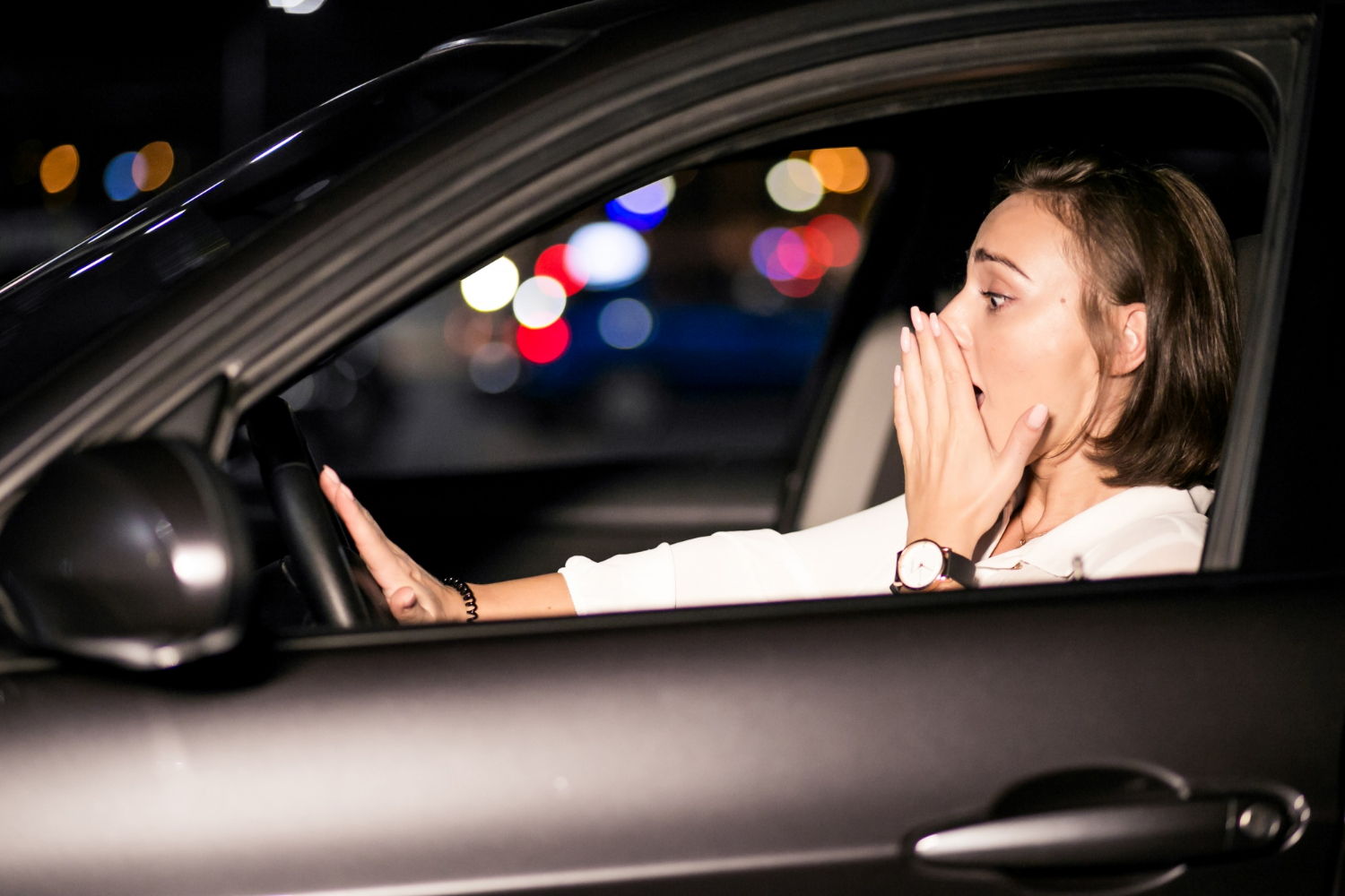 Eine erschütterte Frau sitzt in ihrem Auto | Quelle: Freepik