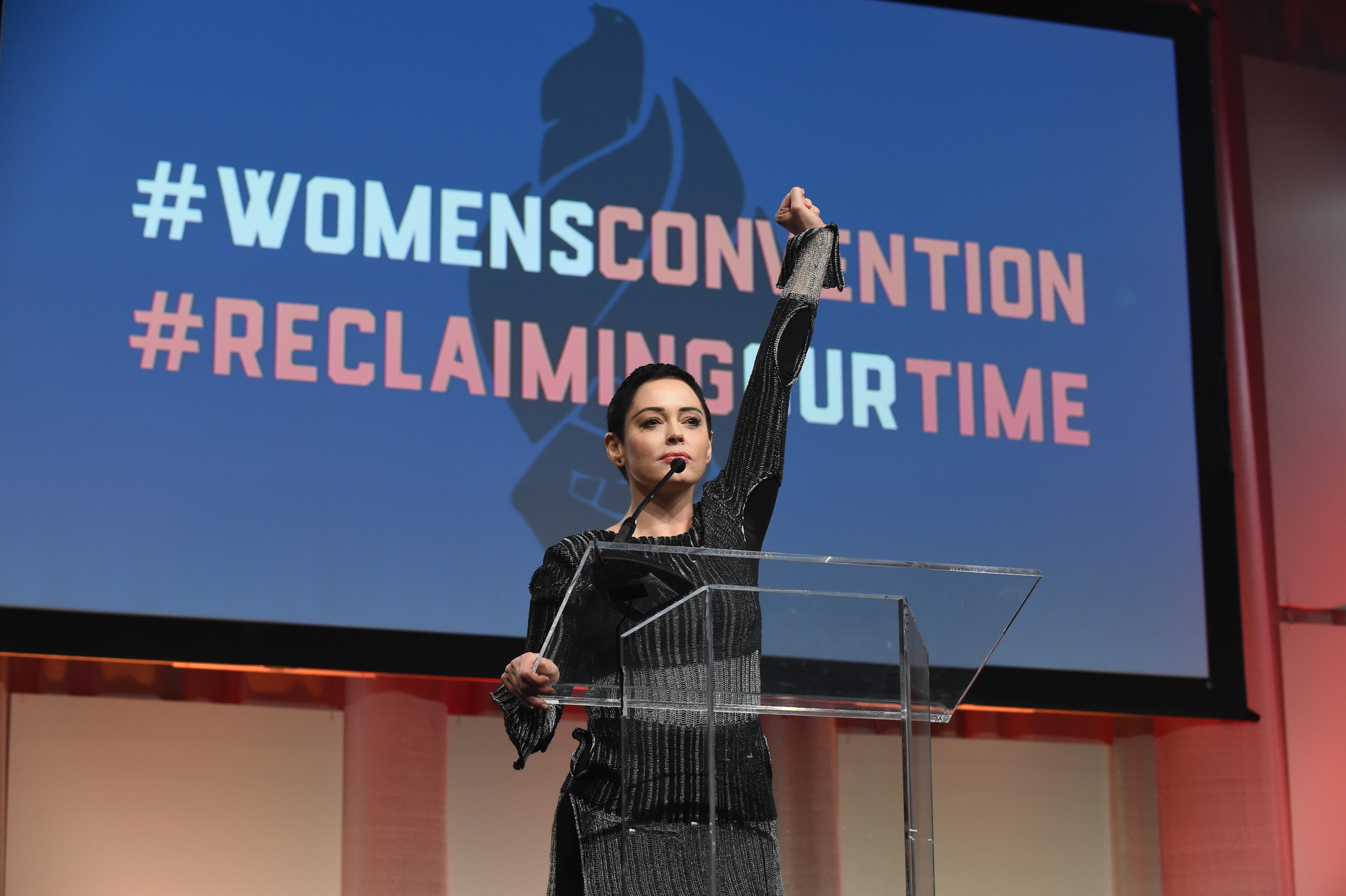 Rose McGowan spricht auf der Bühne der Women's Convention in Detroit, Michigan, am 27. Oktober 2017. | Quelle: Getty Images