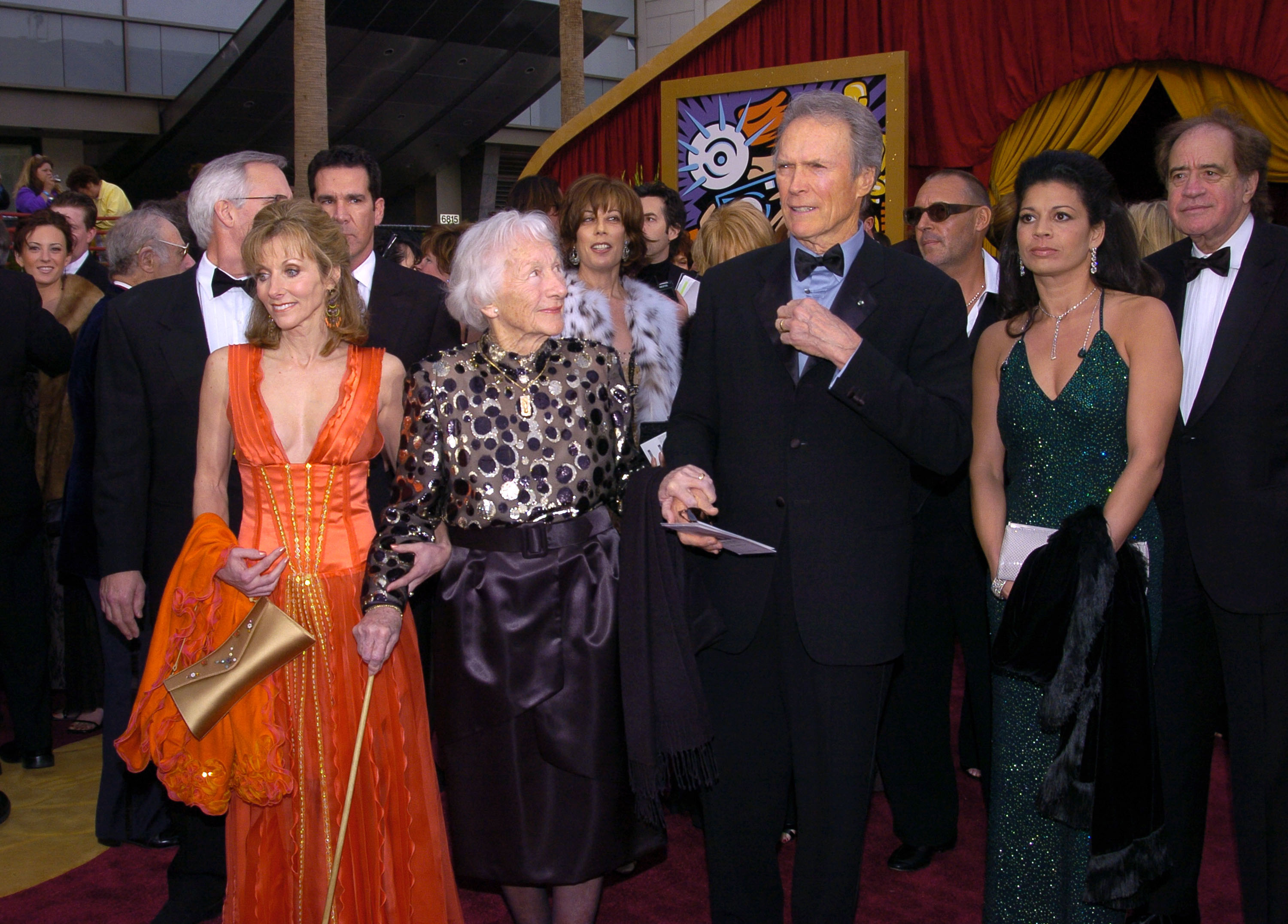 Laurie Murray, Clint Eastwoods Mutter Ruth Wood, Clint Eastwood und Dina Eastwood bei den 76th Annual Academy Awards am 29. Februar 2004 in Hollywood, Kalifornien. | Quelle: Getty Images