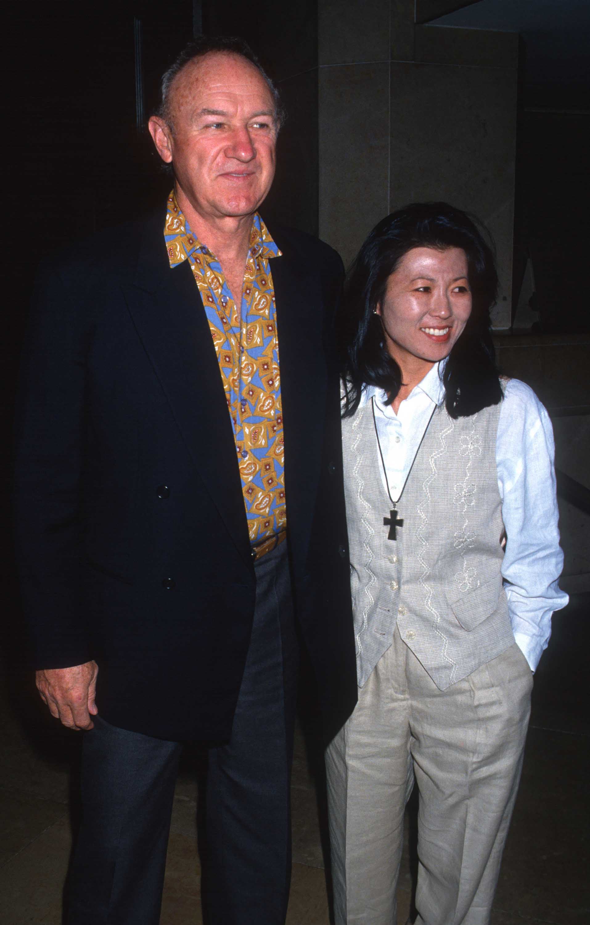 Gene Hackman und Betsy Arakawa nehmen an einer Konferenz der Hollywood Foreign Press im Beverly Hilton Hotel, Beverly Hills, Kalifornien, am 11. November 1992 teil | Quelle: Getty Images