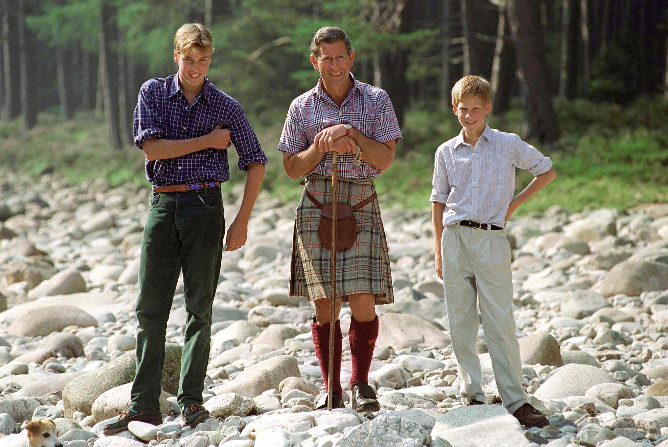 Prinz William, König Charles III. und Prinz Harry auf dem Anwesen Balmoral Castle in Balmoral, England am 12. August 1997 | Quelle: Getty Images