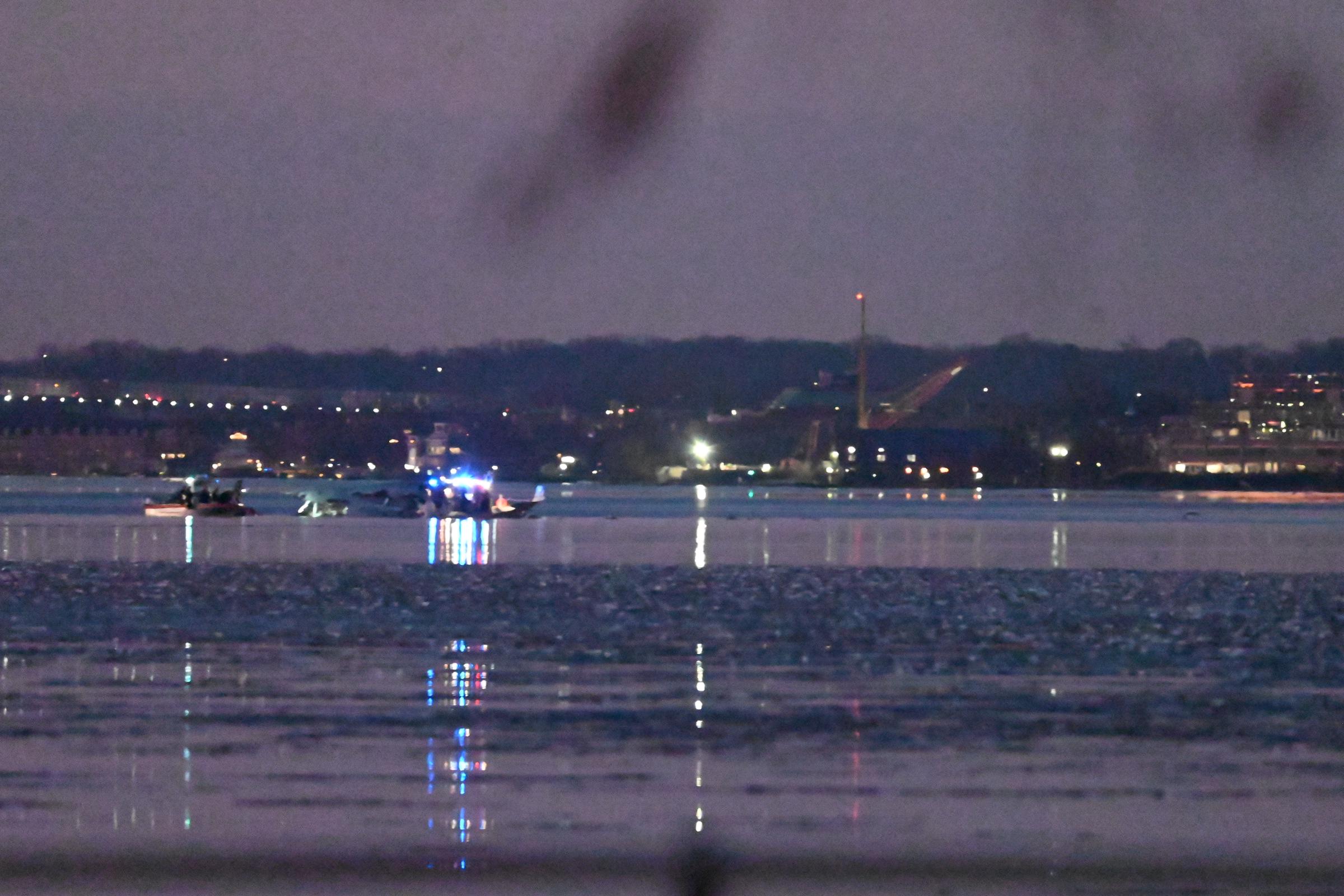 Ein Blick auf die Absperrung und die Wrackteile bei Tageslicht, nachdem ein Regionalflugzeug in der Luft mit einem Militärhubschrauber kollidiert und in den Potomac River in Washington D.C. gestürzt ist. | Quelle: Getty Images