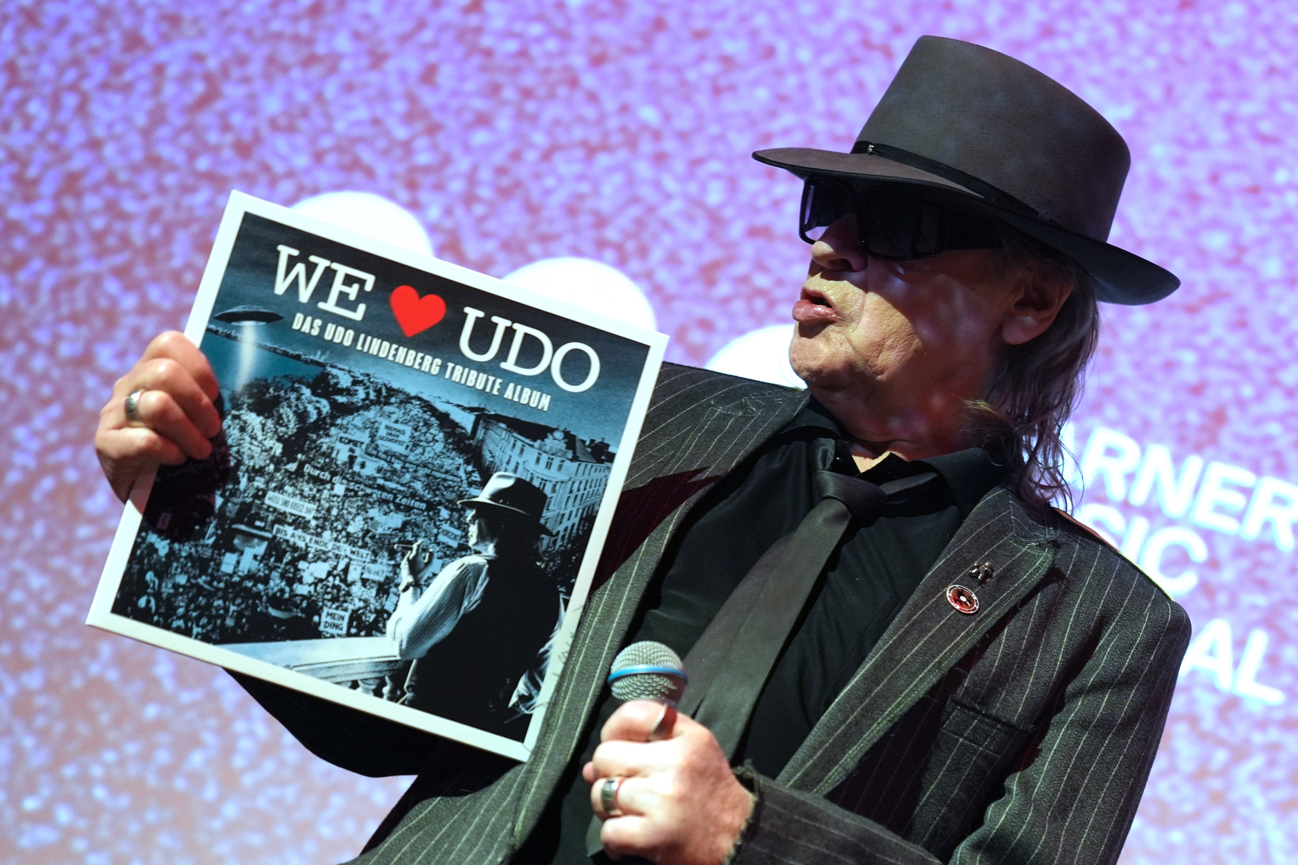 Udo Lindenberg posiert mit einem Album | Quelle: Getty Images