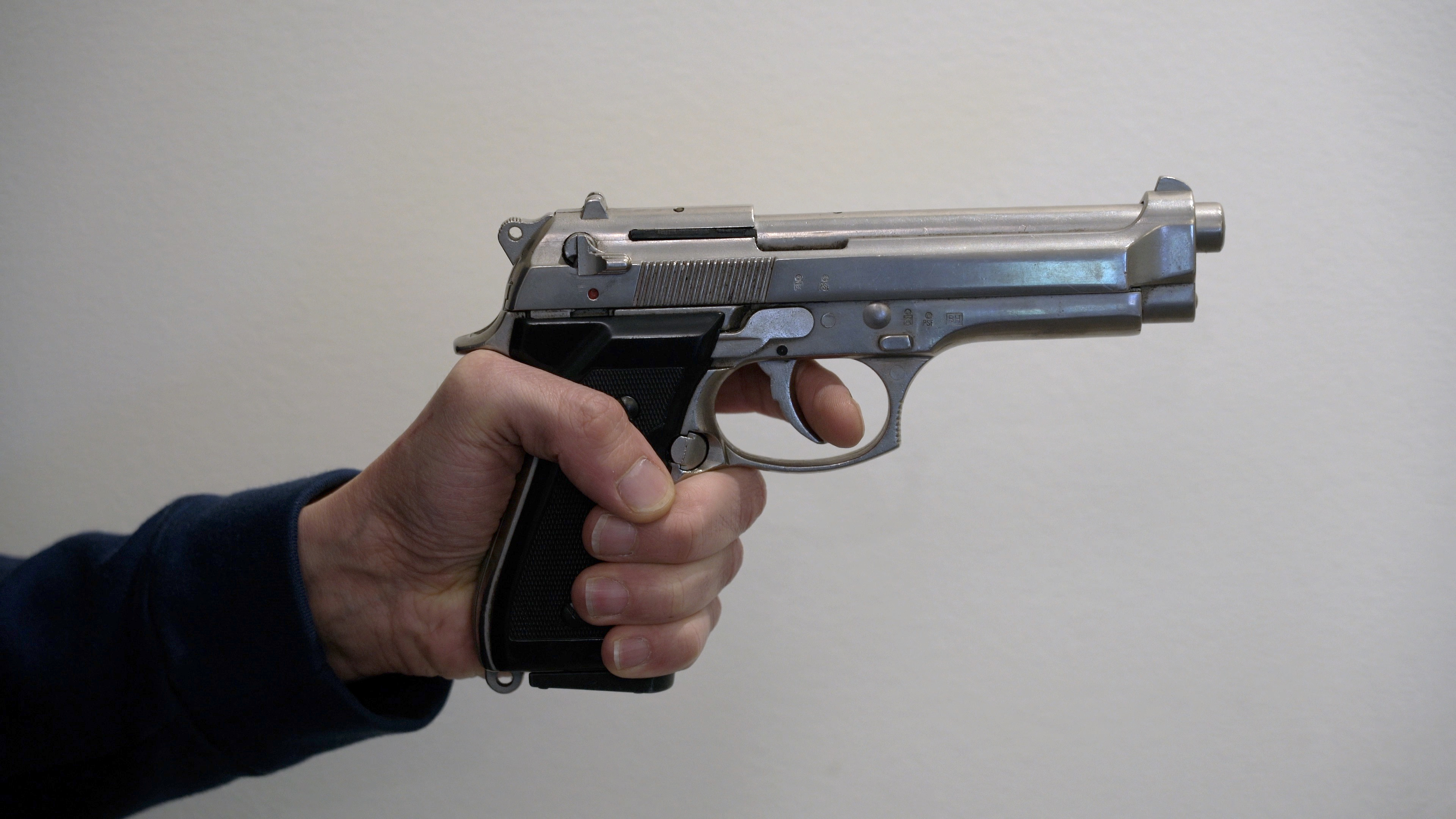 Revolver in der Hand | Quelle: Shutterstock