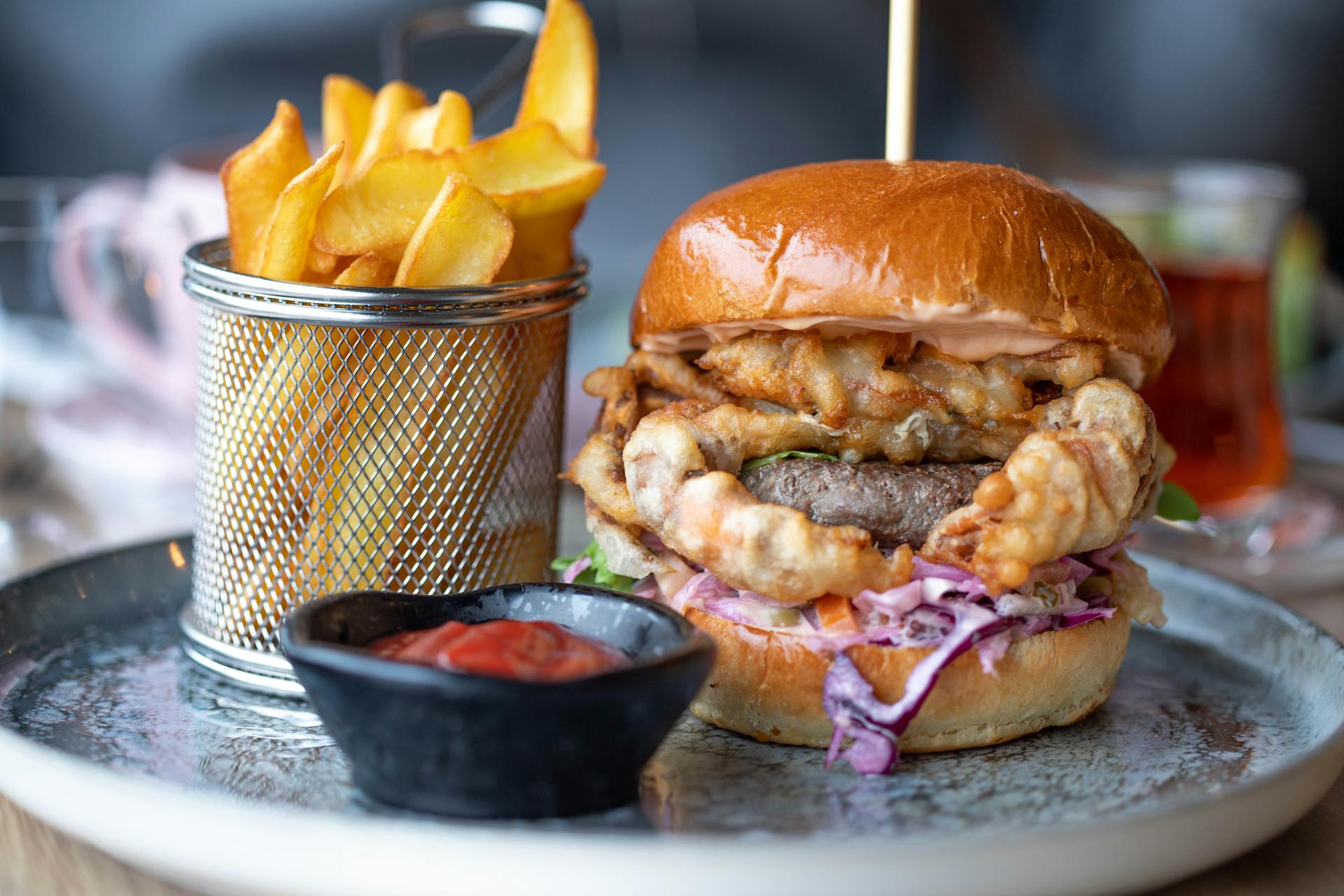 Ein Burger und Pommes auf einem Teller | Quelle: Pexels