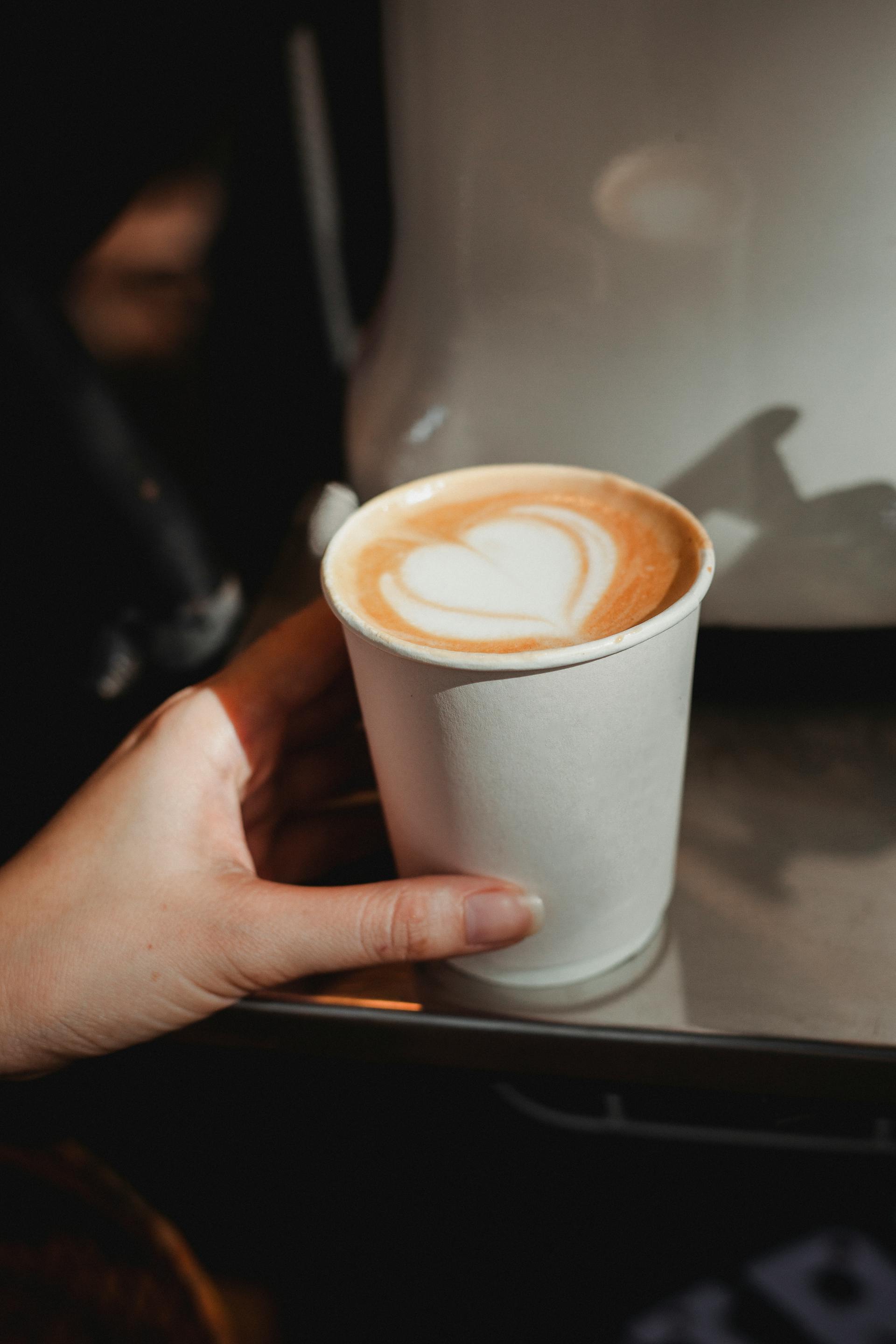 Eine Person mit einer Tasse Kaffee in der Hand | Quelle: Pexels