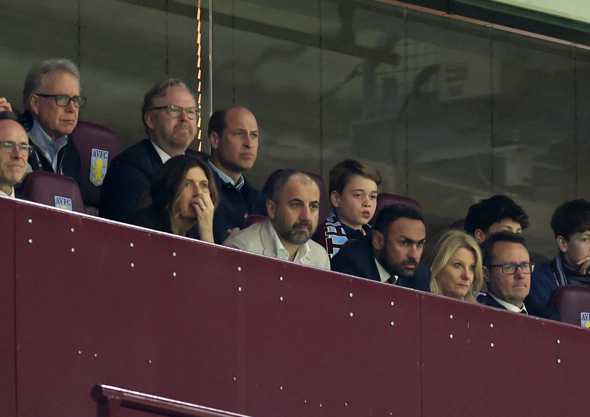 Prinz William, Prinz von Wales und Prinz George von Wales beim Spiel zwischen Aston Villa und dem OSC Lille in Birmingham im Jahr 2024 | Quelle: Getty Images
