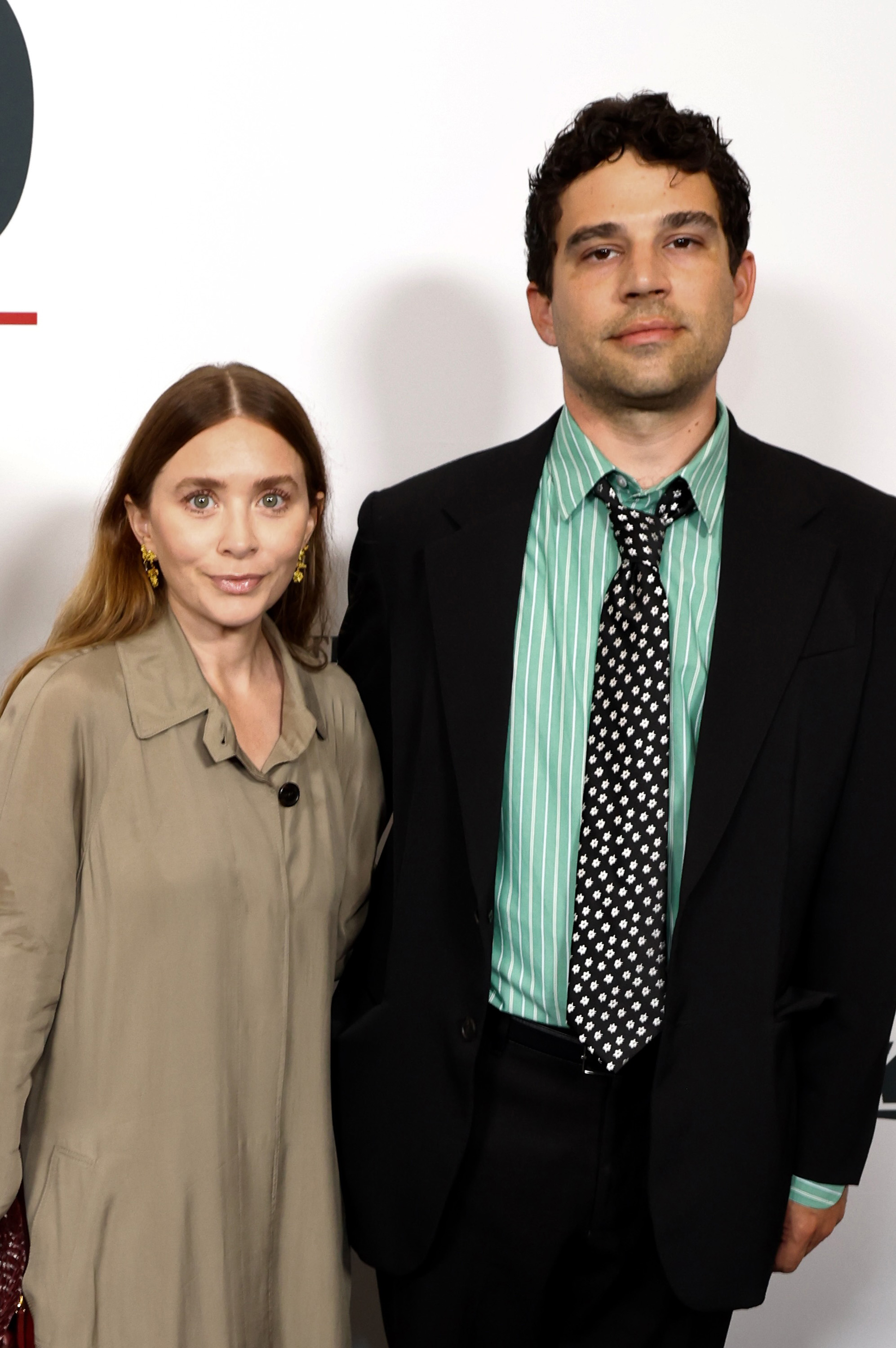 Zarte, glatte Haut, ein sanftes Lächeln und weiches, braunes Haar mit Mittelscheitel umrahmten das Gesicht der 39-jährigen Ashley Olsen bei der YES Scholars Gala am 4. September 2025, wo sie einen dezenten beige-khakifarbenen Trenchcoat trug, kombiniert mit kleinen, auffälligen Ohrringen.