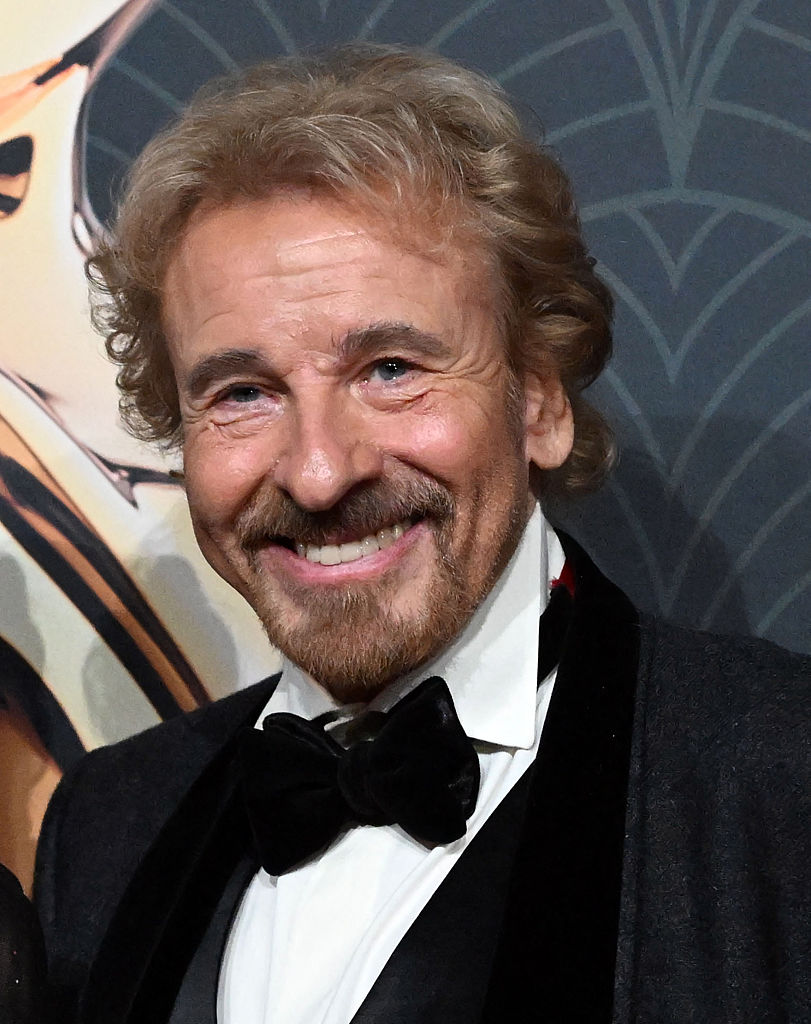 Der deutsche Moderator und Entertainer Thomas Gottschalk betritt den roten Teppich, um an der Preisverleihung der Kurier Romy Gala in Kitzbühel, Österreich, am 28. November 2025 teilzunehmen. | Quelle: Getty Images