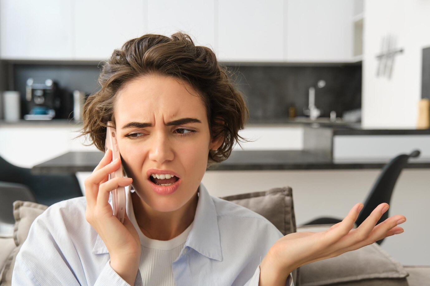 Eine genervte Frau, die telefoniert | Quelle: Freepik