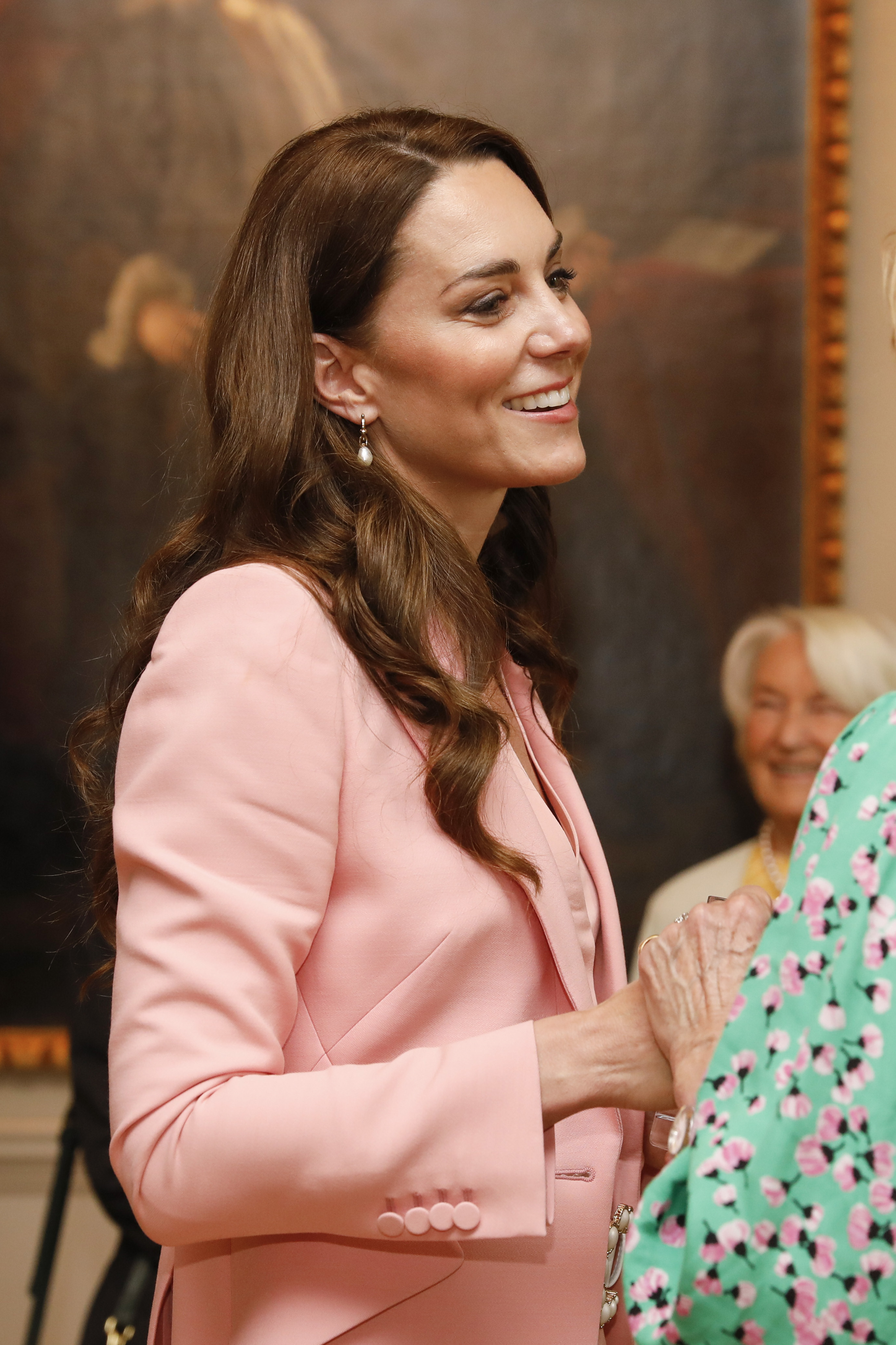 Catherine, Prinzessin von Wales, hält die Hand eines Gastes bei ihrem Besuch im Foundling Museum in London, England, am 25. Mai 2023 | Quelle: Getty Images