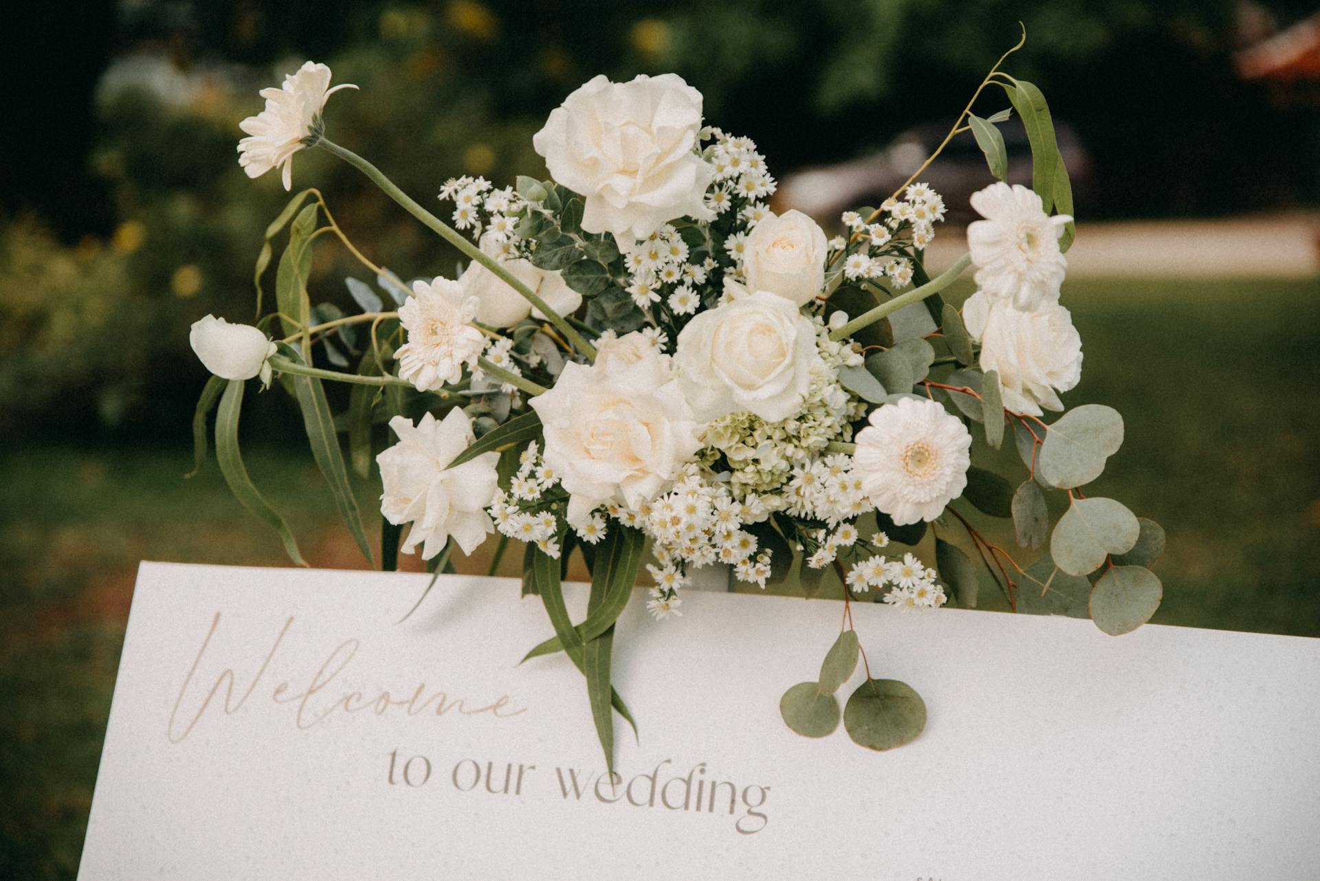 Ein Blumenarrangement bei einer Hochzeit | Quelle: Pexels