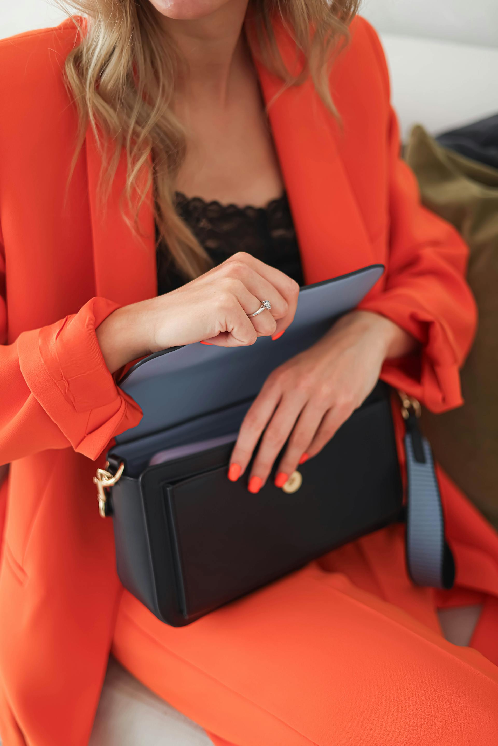 Eine Frau hält ihre Handtasche | Quelle: Pexels