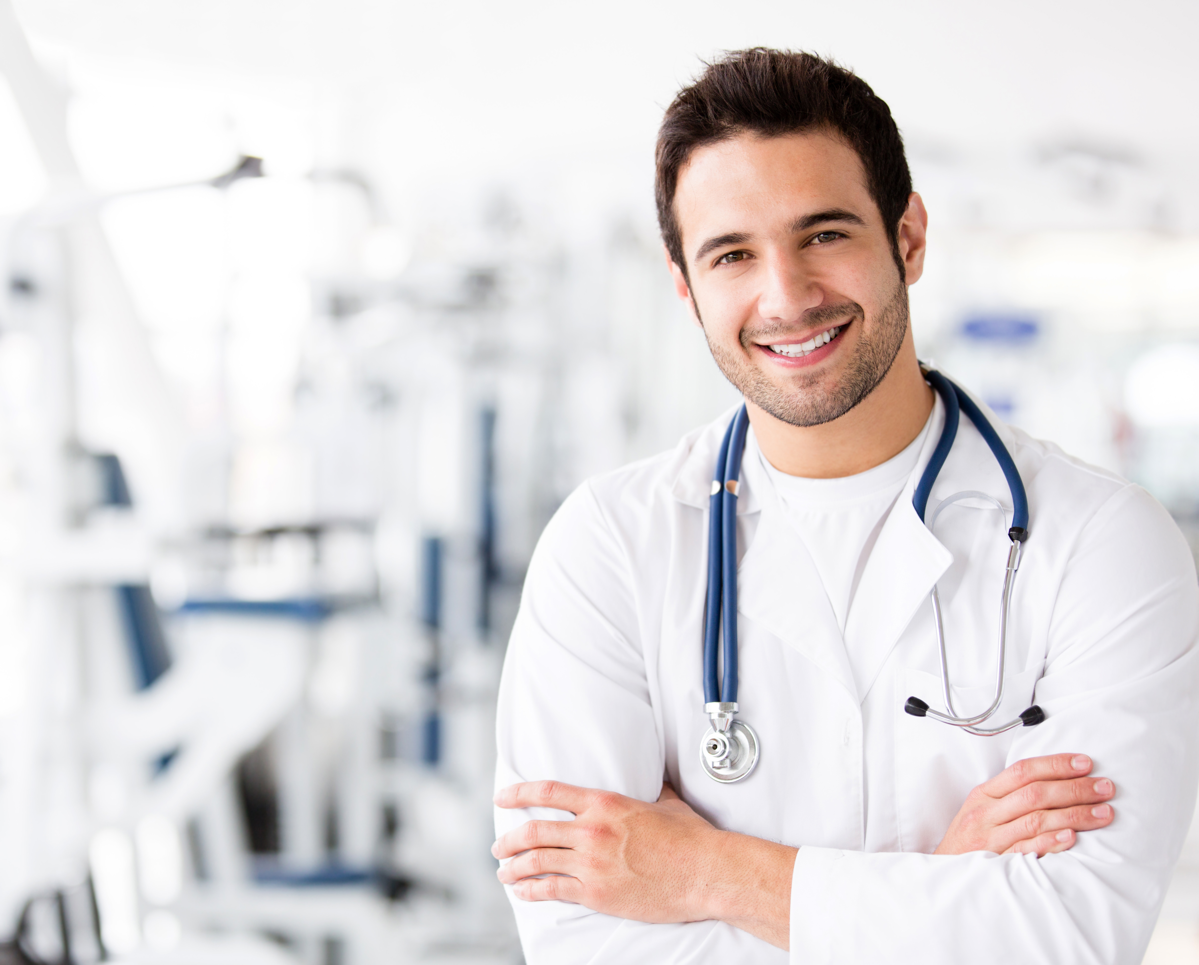 Ein junger männlicher Arzt lächelt | Quelle: Shutterstock