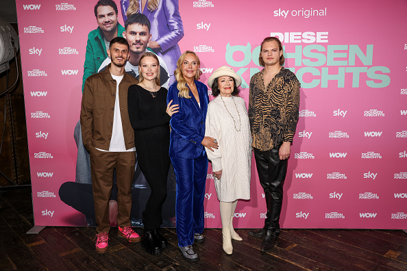 v.l.) Nino Sifkovits, Cheyenne Ochsenknecht, Natascha Ochsenknecht, Bärbel Wierichs und Wilson Gonzalez Ochsenknecht beim Photocall „Diese Ochsenknechts", Berlin, Februar 2023. | Quelle: Getty Images