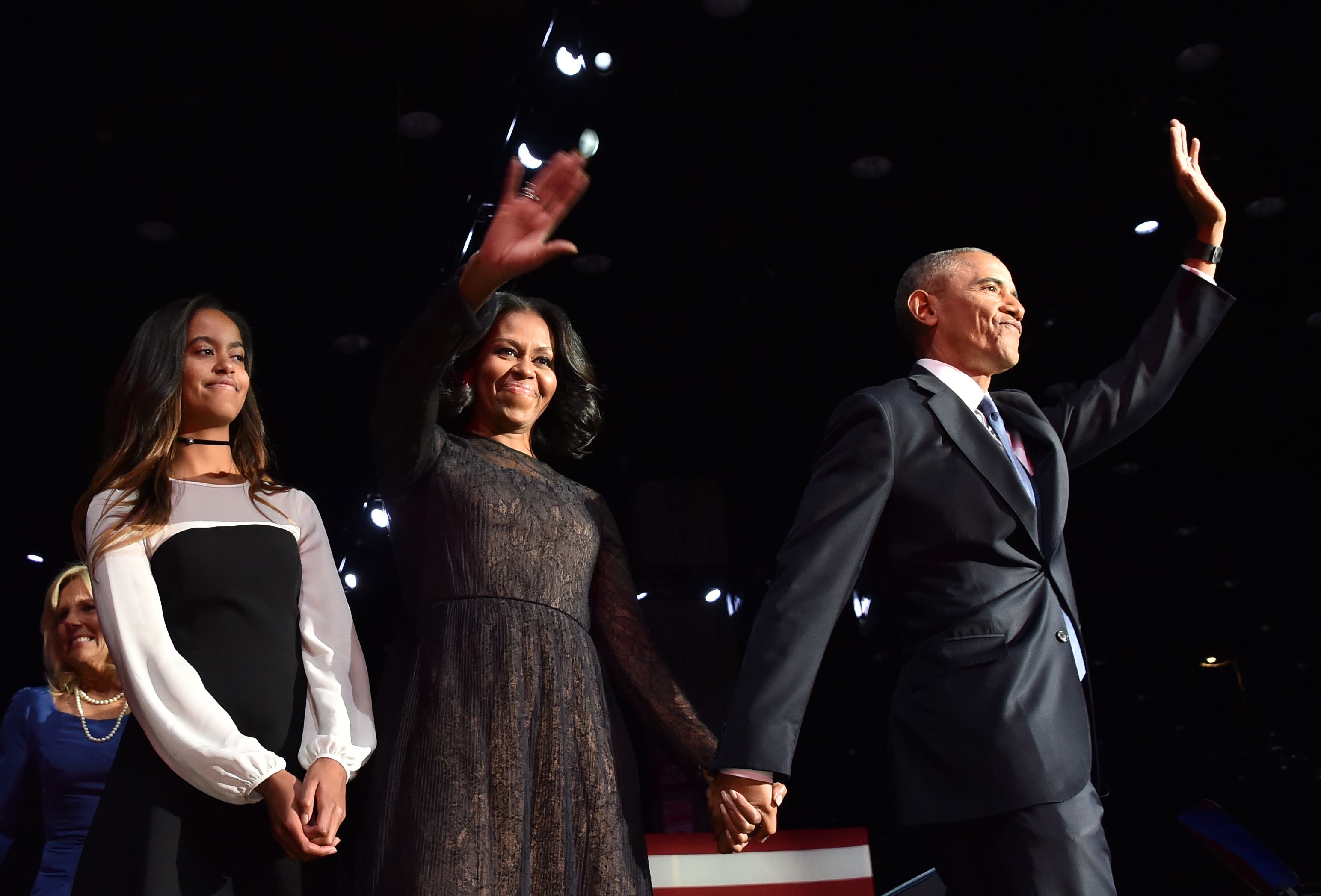 Malia schaut in die Menge, während Michelle Obama und Barack Obama am 10. Januar 2017 in Chicago, Illinois, ihren Unterstützern zuwinken. | Quelle: Getty Images