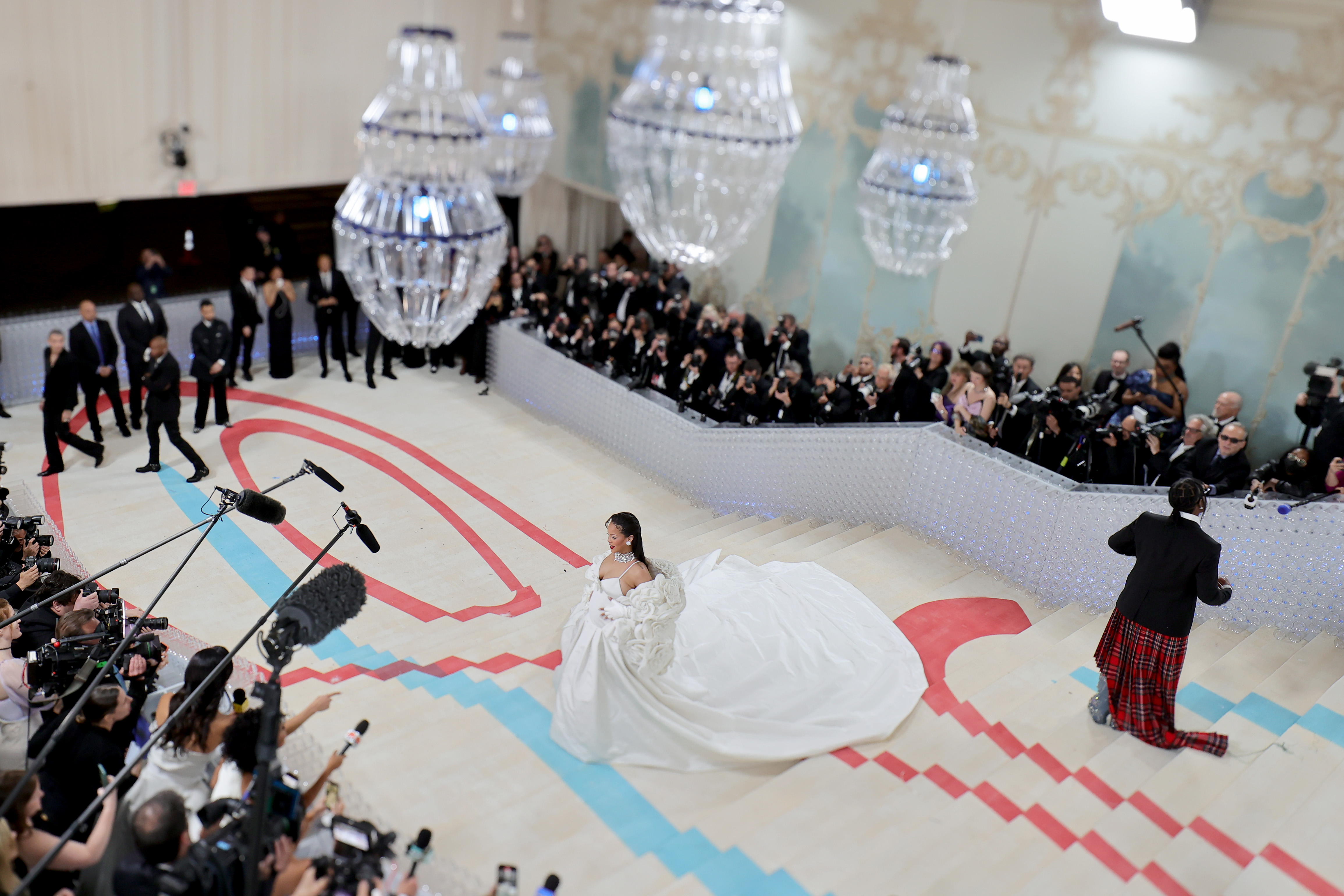 Ein Blick auf den Teppich der Met Gala mit Rihanna, die für die Kameras posiert, in New York im Jahr 2023 | Quelle: Getty Images