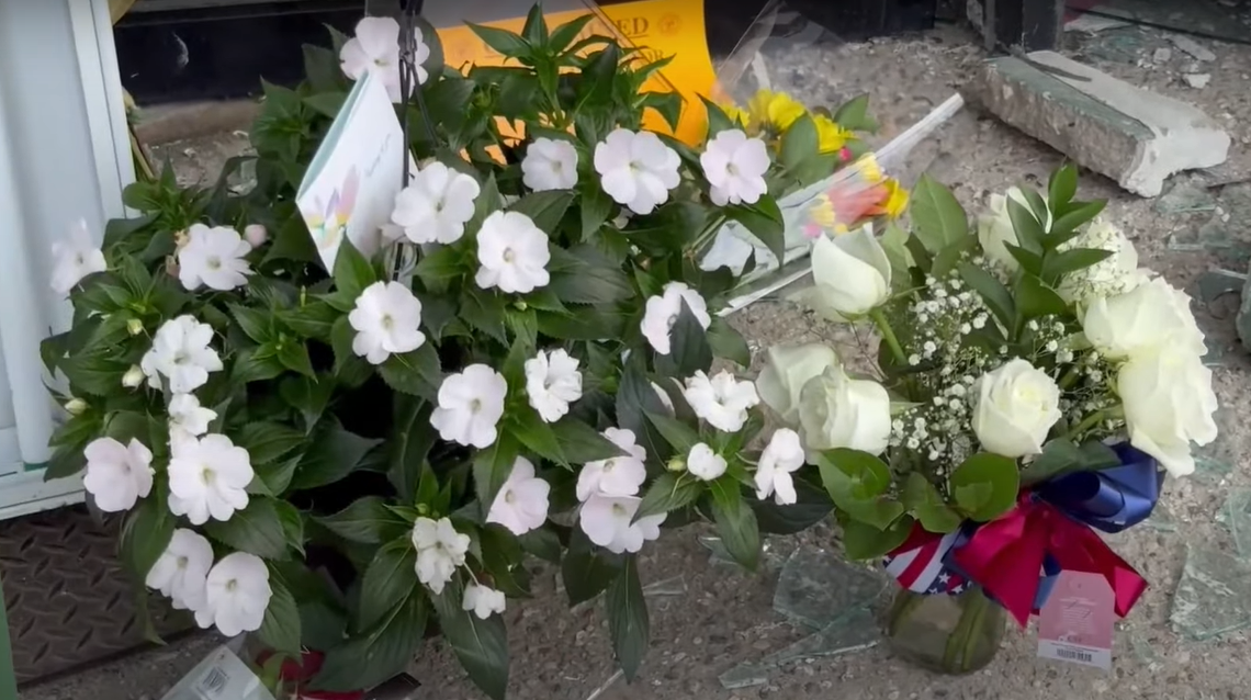 Blumen an der Unfallstelle | Quelle: YouTube / New York Post