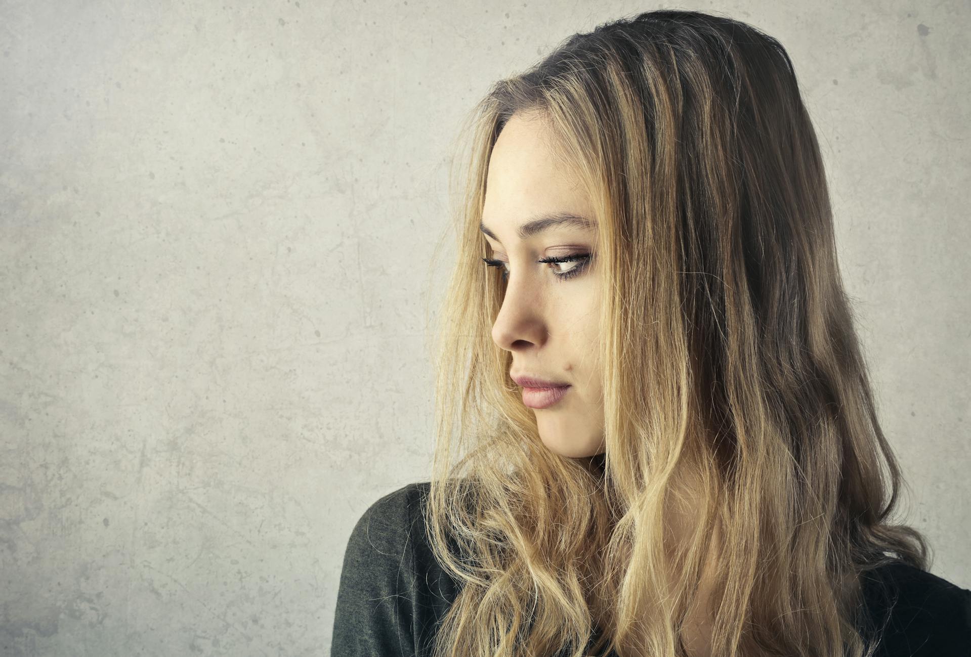 Eine Frau, die auf jemanden herabschaut | Quelle: Pexels