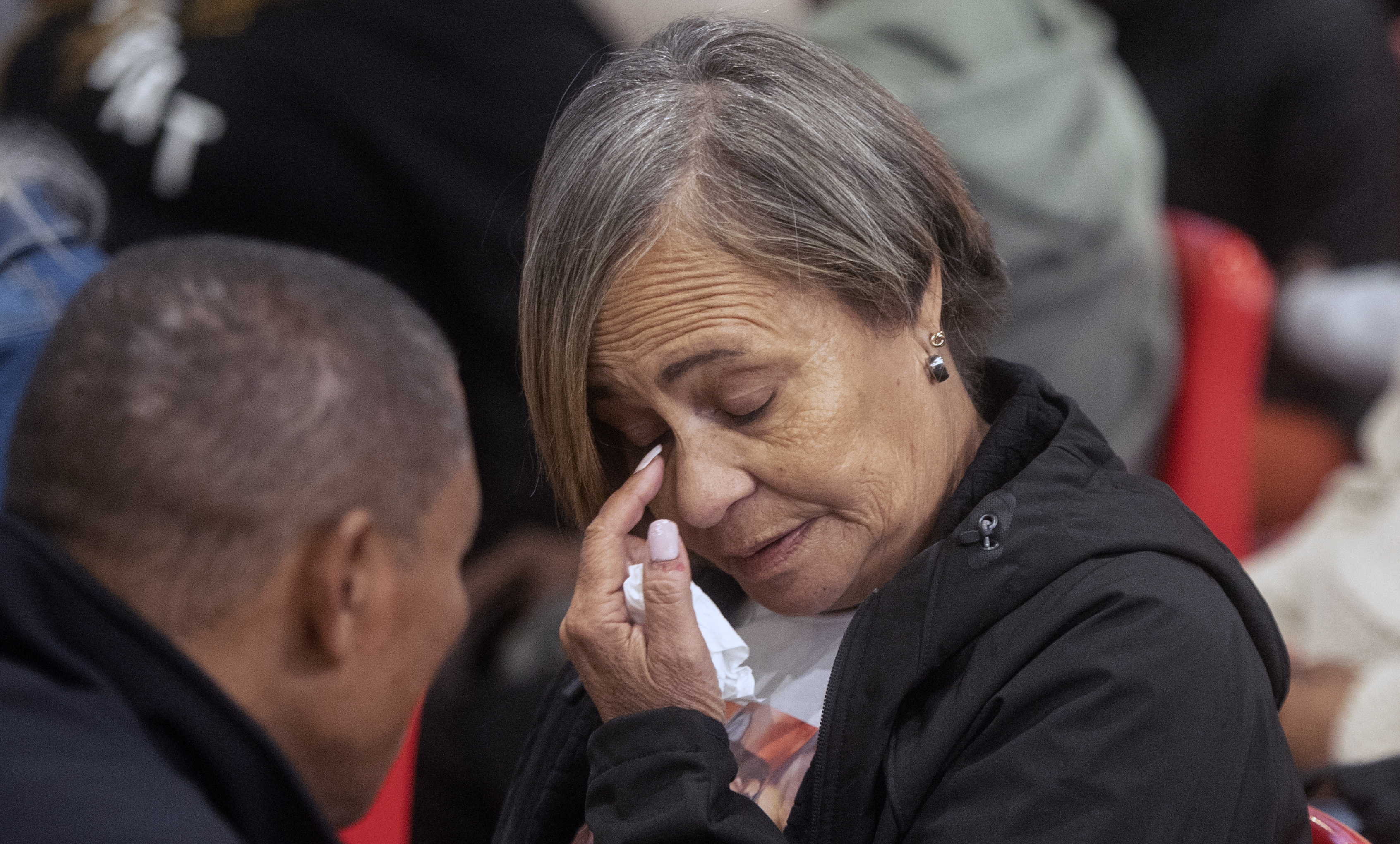 Amanda Smith-Daniels reagiert gerührt während der Urteilsverkündung im Entführungsprozess gegen Joshlin Smith im White City Multipurpose Centre am 2. Mai 2025 in Saldanha Bay, Südafrika | Quelle: Getty Images