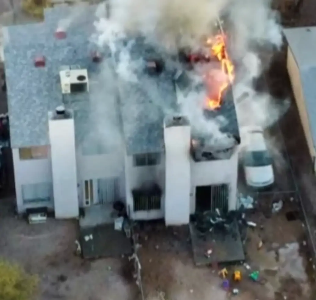 Das Haus, das in Brand geriet und fünf Kinder tötete | Quelle: Youtube.com/AZFamily | Arizona News