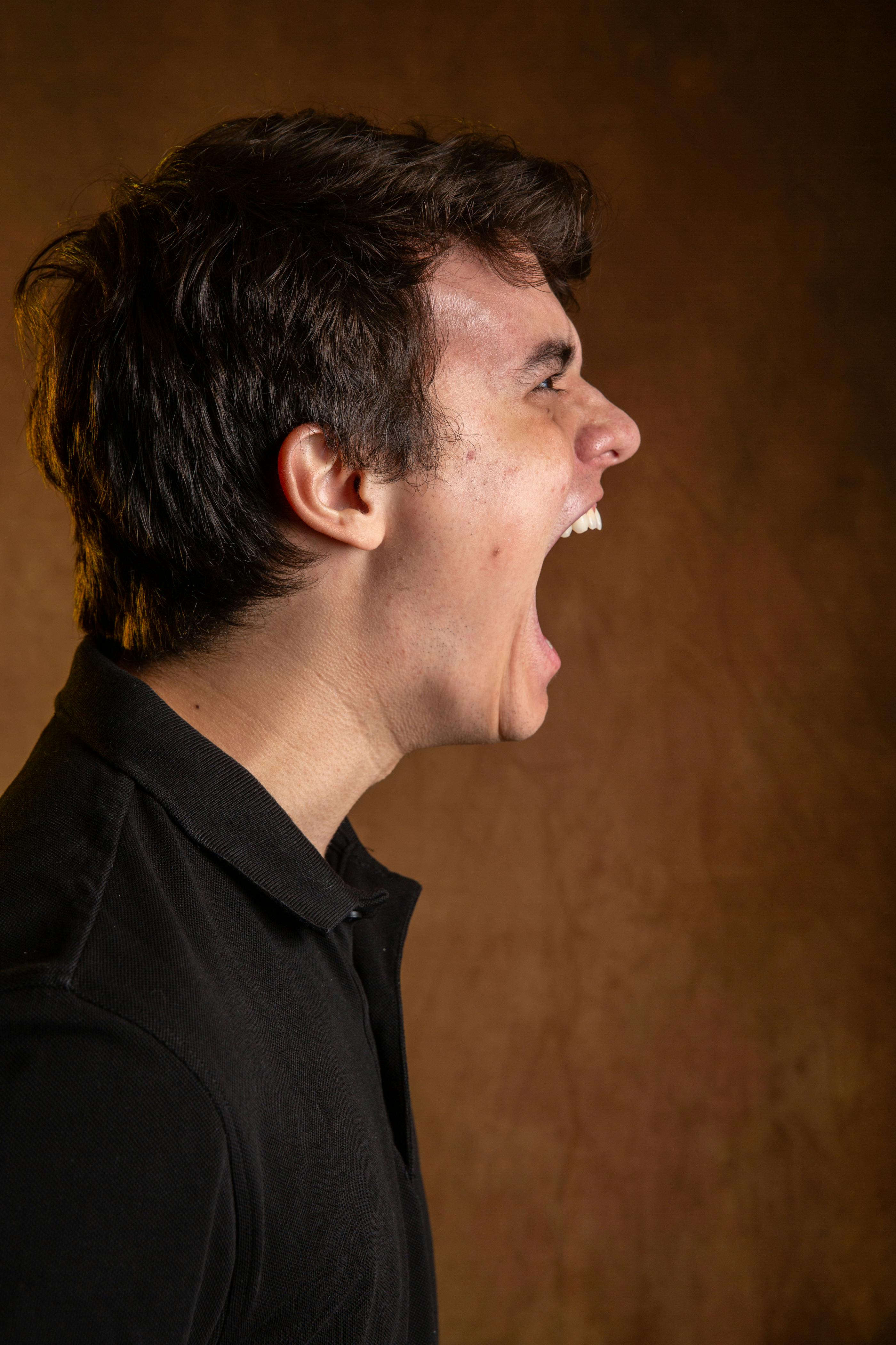 Ein Mann mit weit geöffnetem Mund, während er jemanden anschreit | Quelle: Pexels