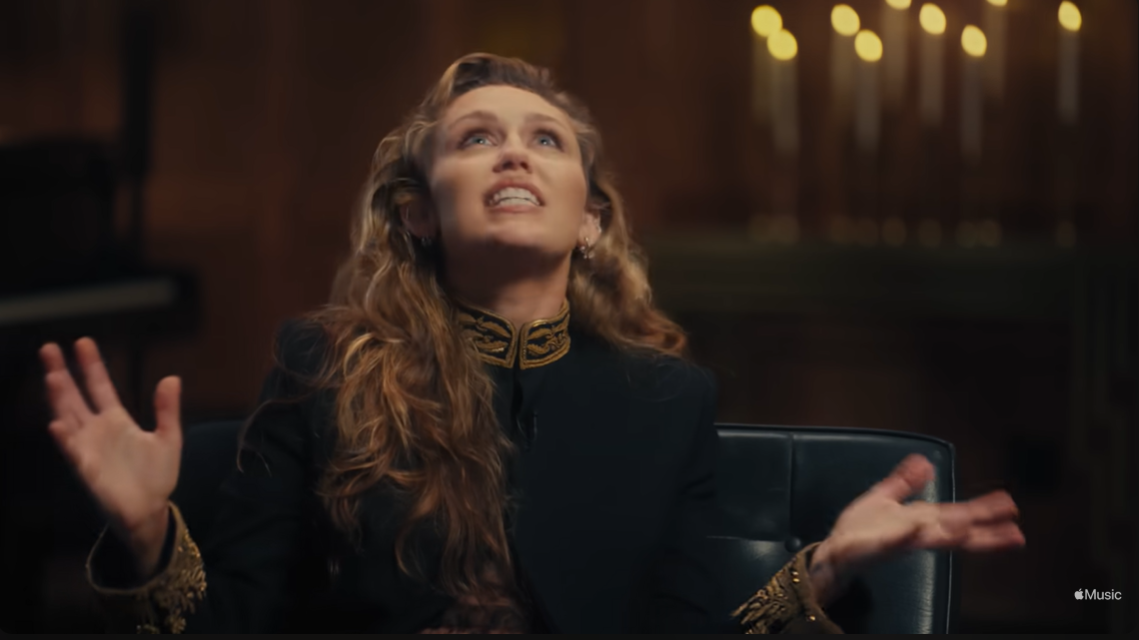 Miley Cyrus gestikuliert ausdrucksstark während ihres Apple-Music-Interviews und spricht über die persönlichen Kosten, die hinter ihrer stimmlichen Stärke stecken | Quelle: YouTube/AppleMusic