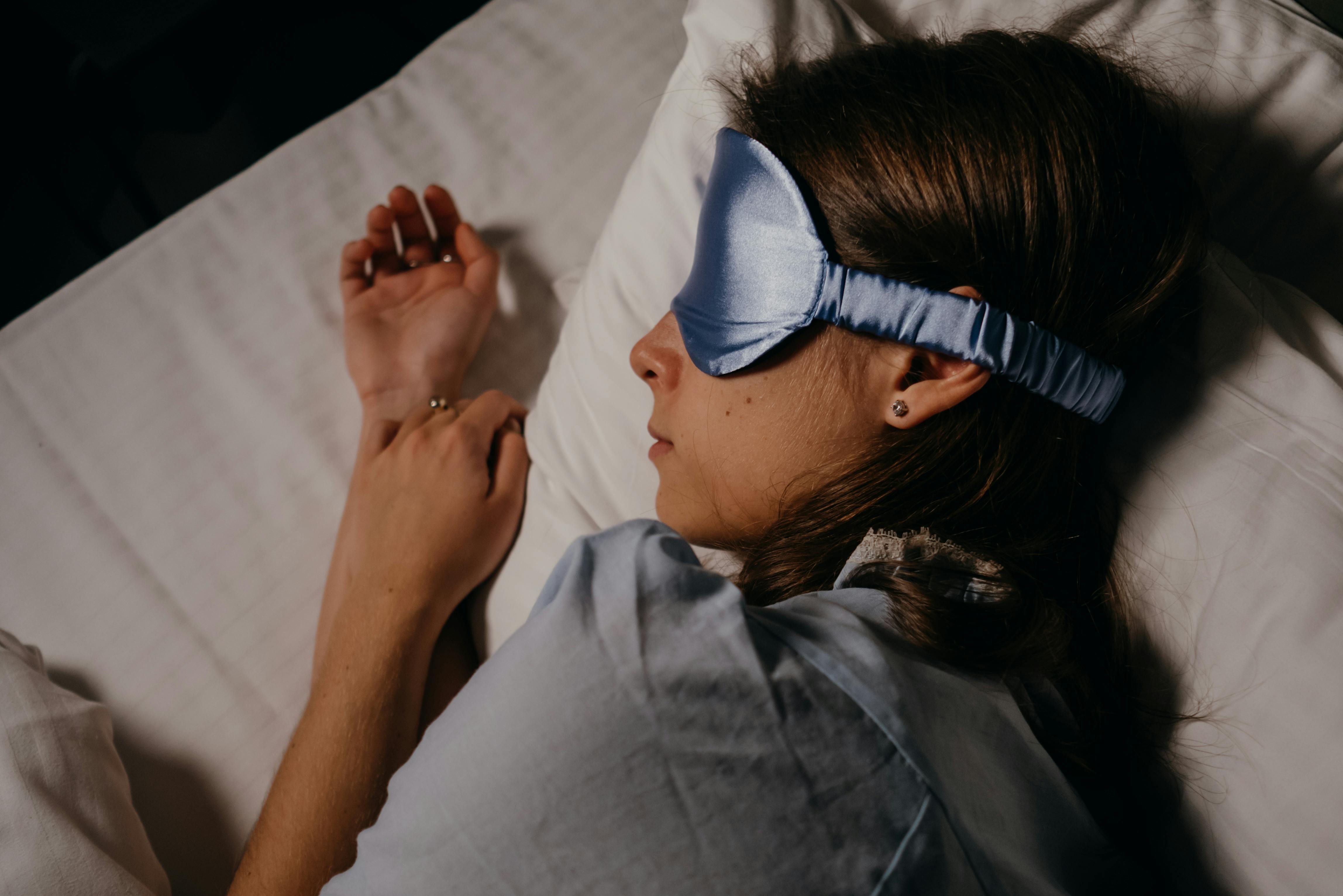 Eine Frau liegt im Bett | Quelle: Pexels