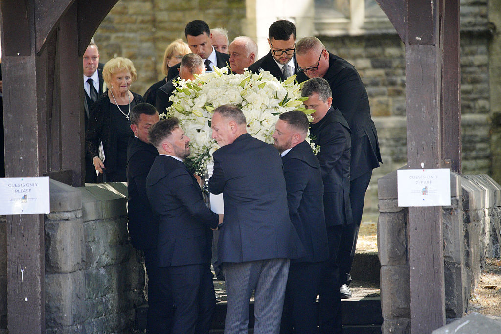 Der Sarg wird nach der Beerdigung von Bonnie Tyler aus der Swansea Minster getragen. Die Sängerin des Hits „Total Eclipse Of The Heart“, deren bürgerlicher Name Gaynor Hopkins lautete, verstarb im Juli im Alter von 75 Jahren. Aufnahmedatum: Montag, 17. August 2026. | Quelle: Getty Images