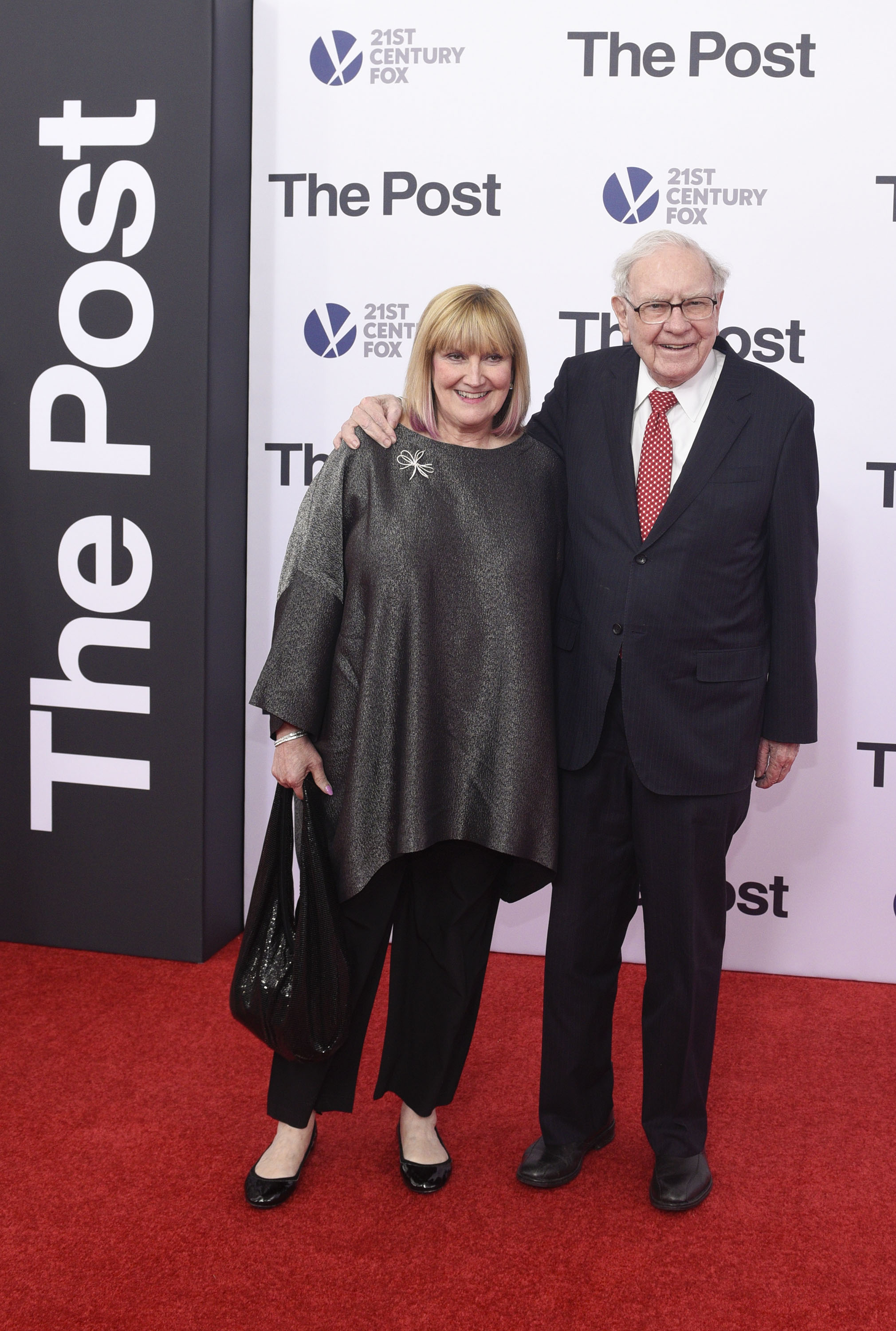 Susie und Warren Buffett kommen am 14. Dezember 2017 zur Premiere von "The Post" im Newseum in Washington, D.C., an. | Quelle: Getty Images