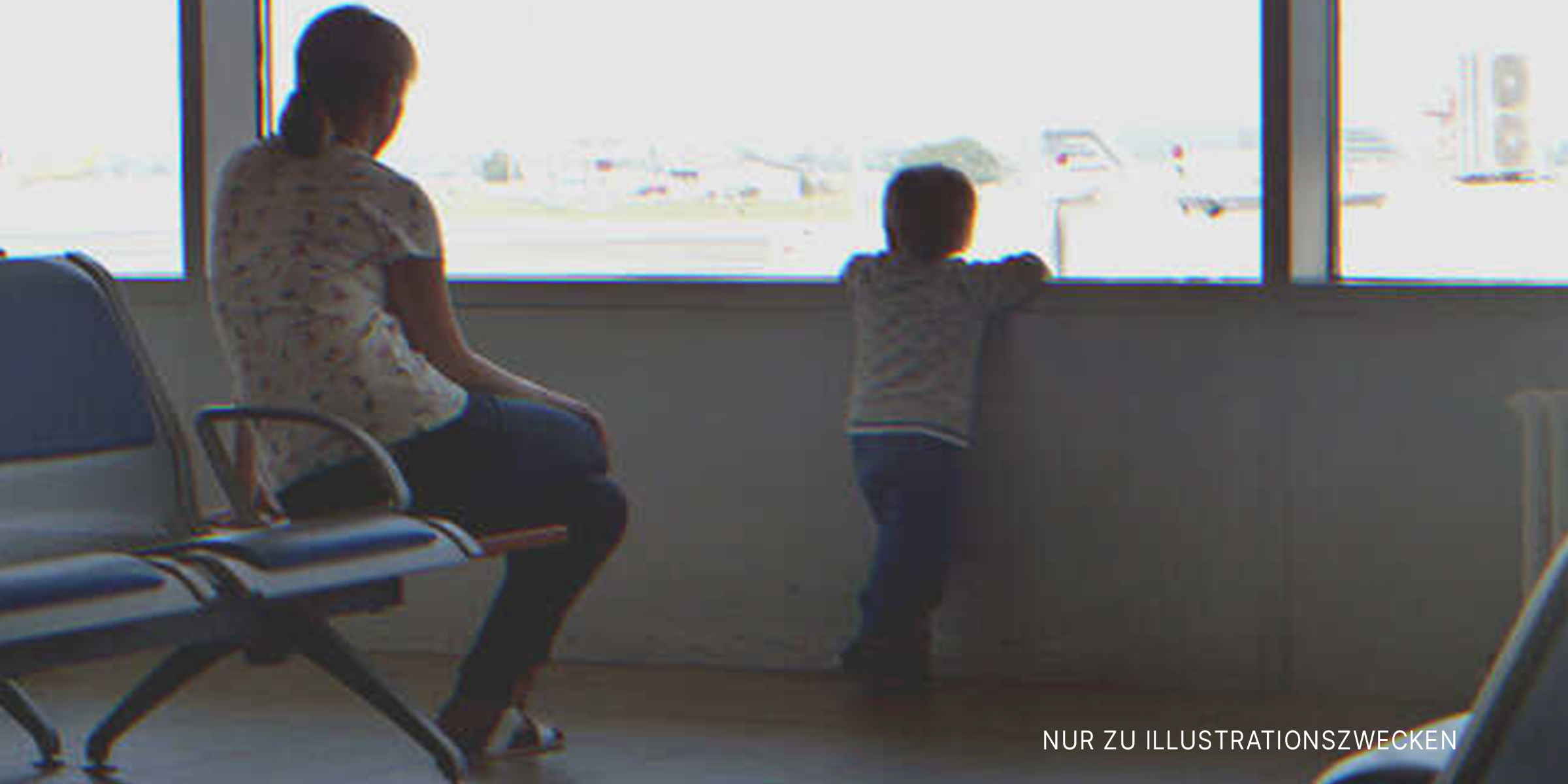 Mutter und Sohn am Flughafen | Quelle: Shutterstock