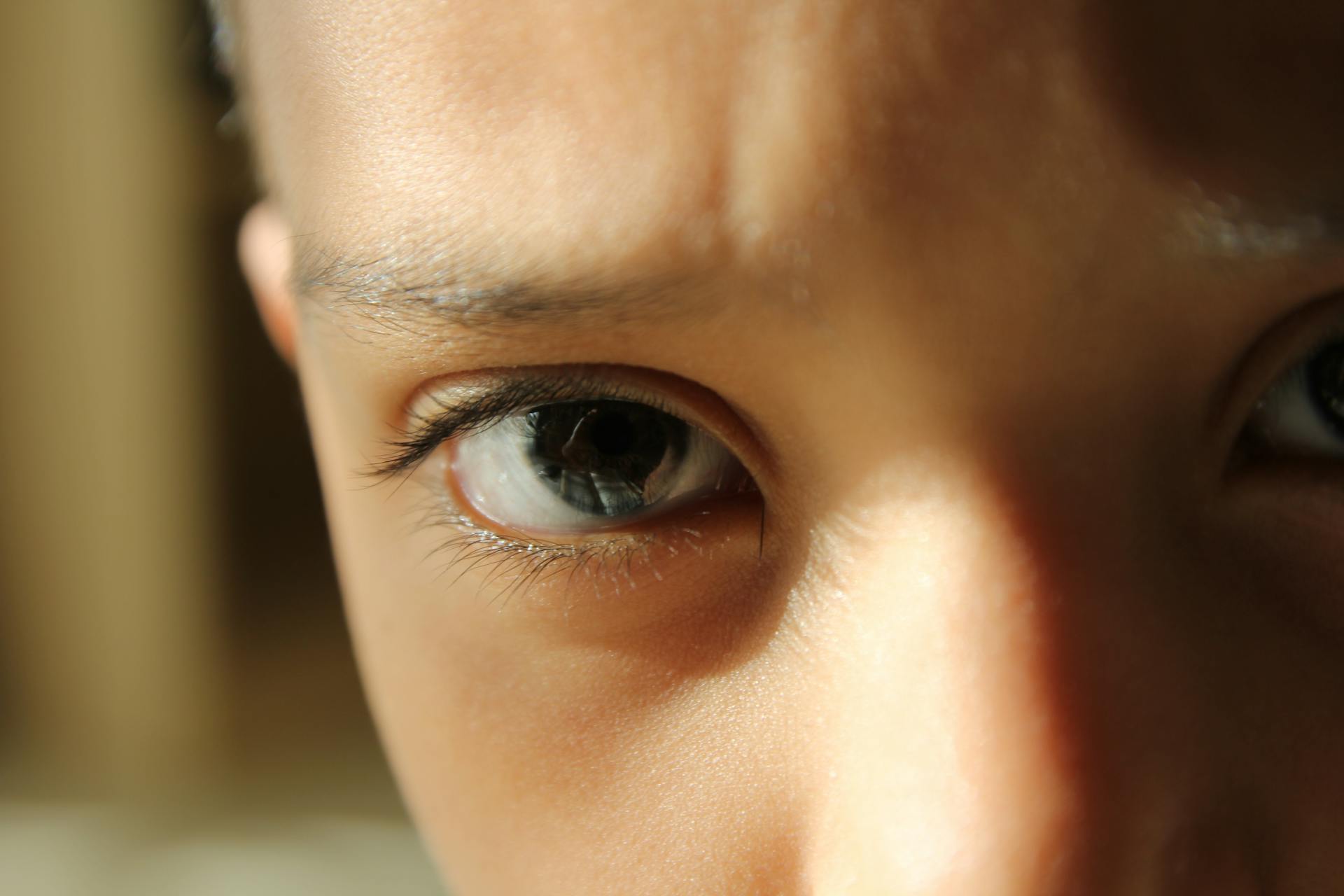 Nahaufnahme der gefühlvollen Augen eines Jungen | Quelle: Pexels