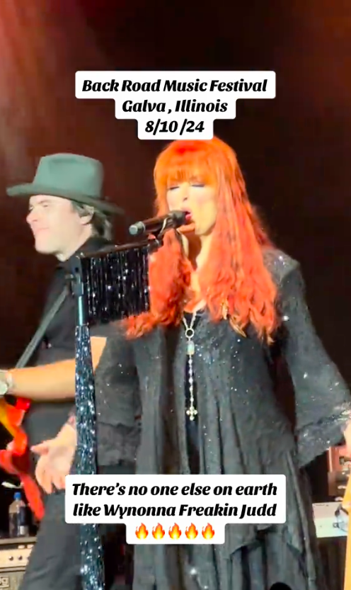 Wynonna Judd bei einem Auftritt auf dem Back Road Music Festival, gepostet am 12. August 2024 | Quelle: TikTok/tanaaa142