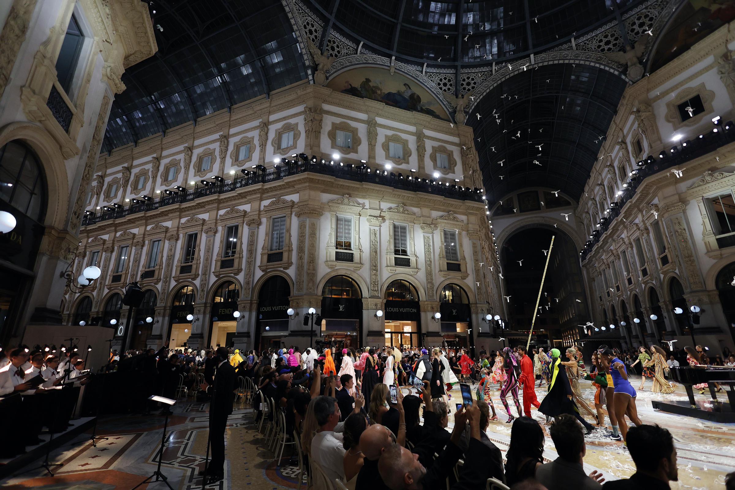 Am 22. September 2026 füllt der Laufsteg die Galleria Vittorio Emanuele II während der „Vogue World: Milano 2026“, wenn die berühmte Einkaufspassage zur Kulisse für das Modespektakel wird. | Quelle: Getty Images