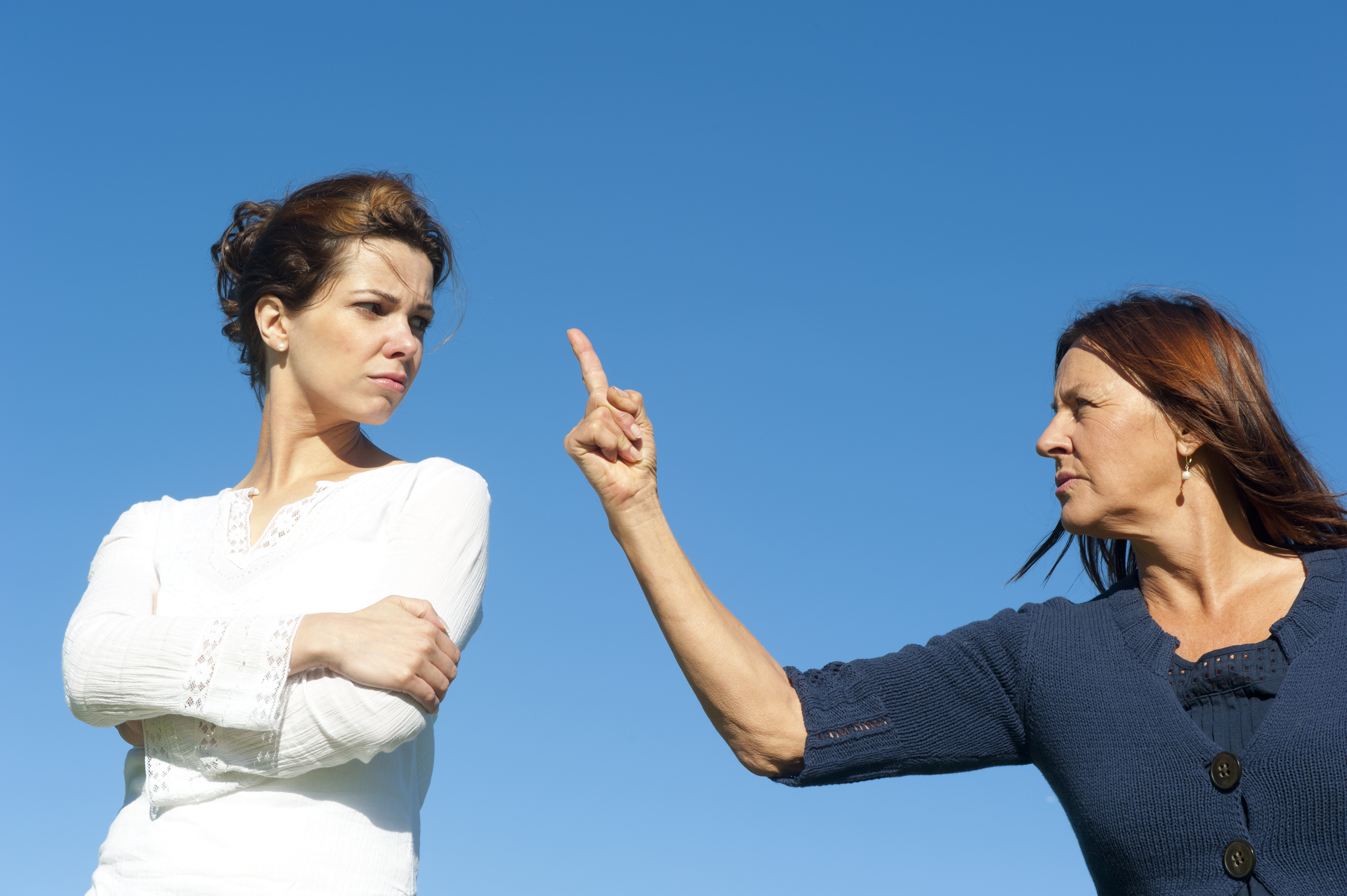 Zwei streitende Frauen | Quelle: Shutterstock