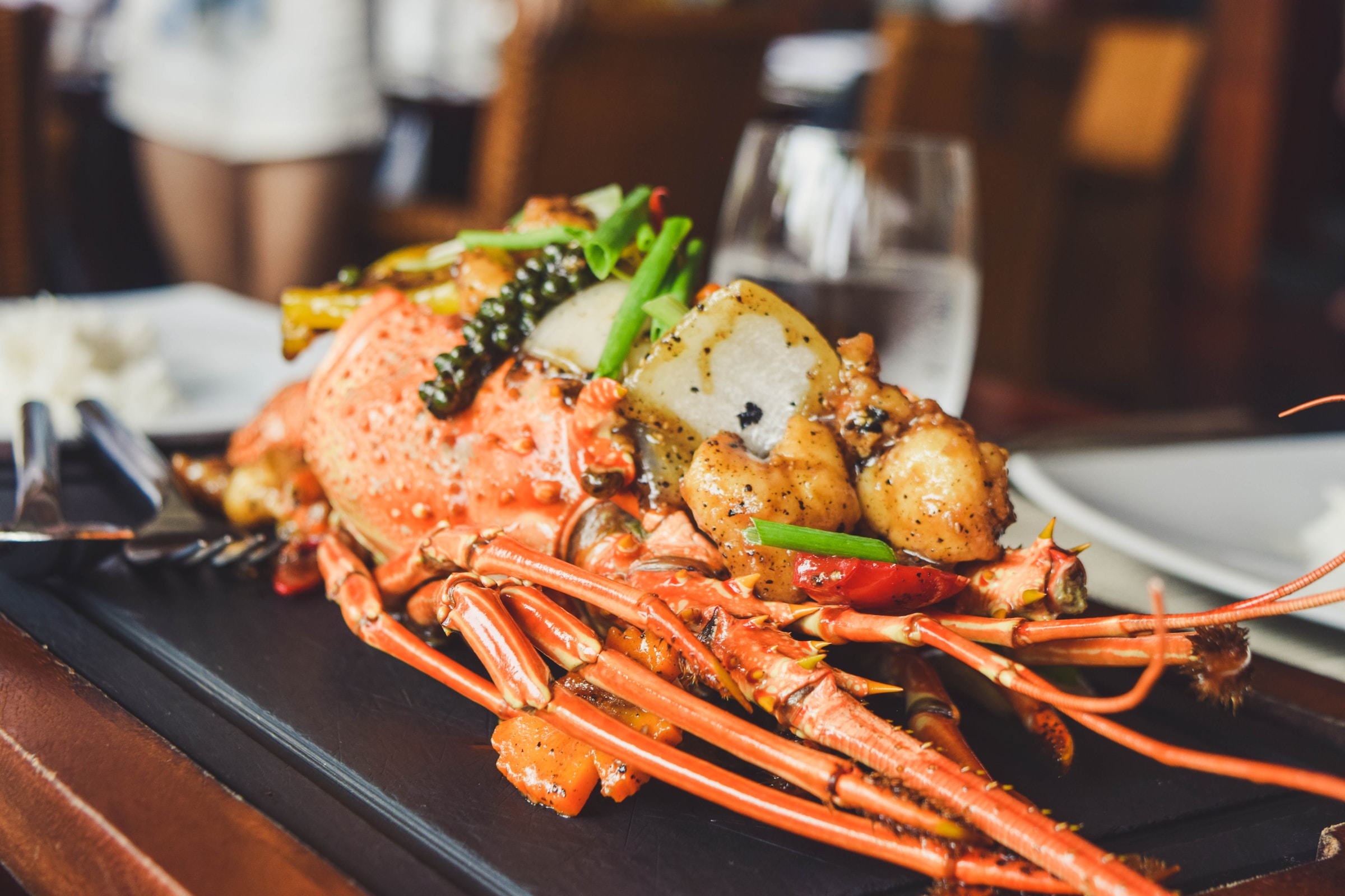 Lagosta servida em uma bandeja preta em um restaurante | Fonte: Unsplash