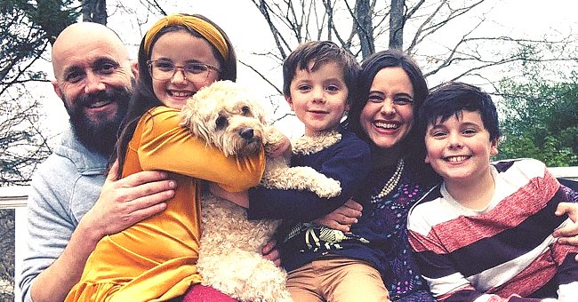 Matthew und Jessica Turner lächeln für ein Familienfoto mit ihren drei Kindern. | Quelle: Instagram.com/matthewpaulturner