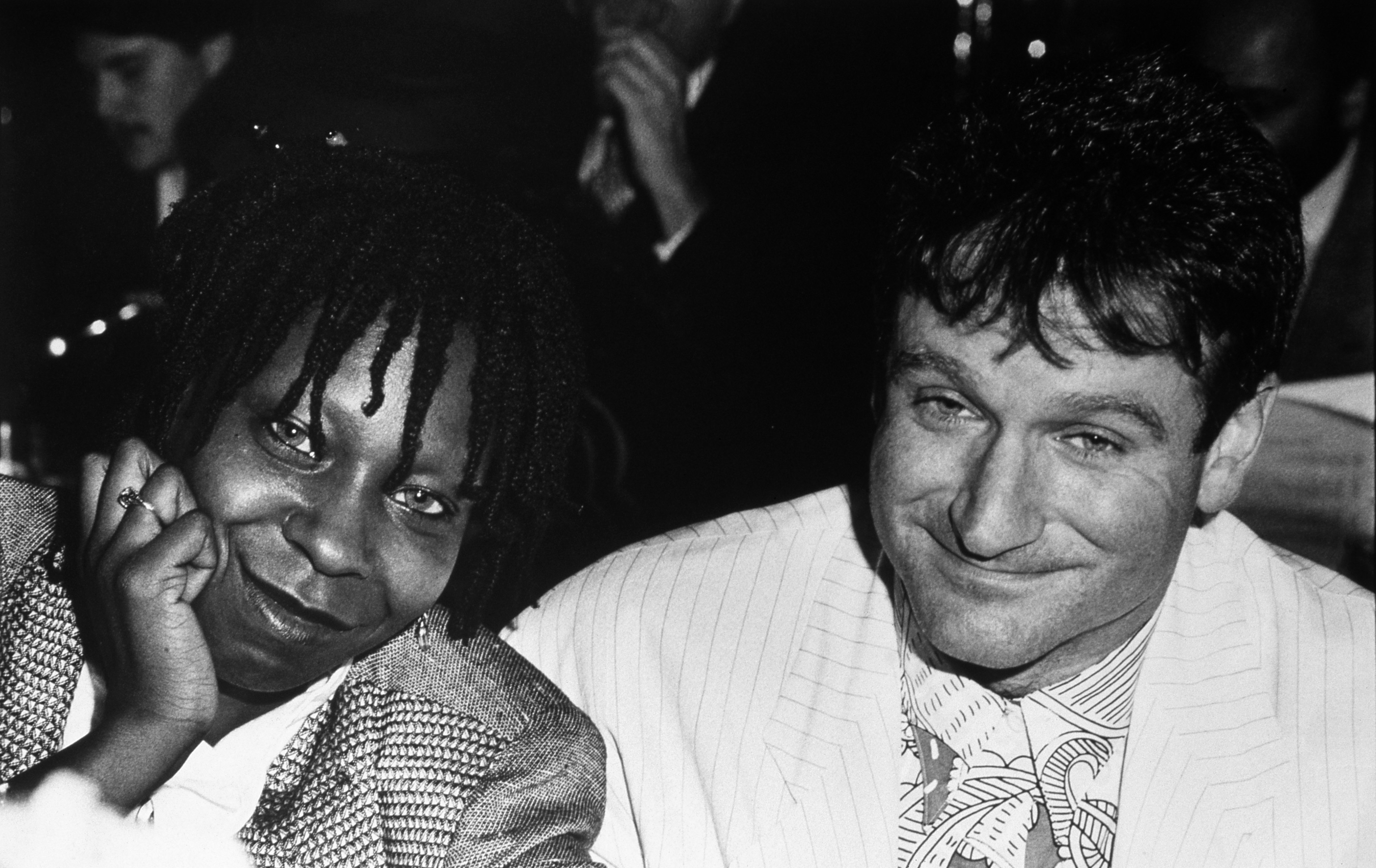 Whoopee Goldberg und Robin Williams bei einer Wohltätigkeitsveranstaltung für Kinder der Nacht im Jahr 1994 in Los Angeles, Kalifornien. | Quelle: Getty Images