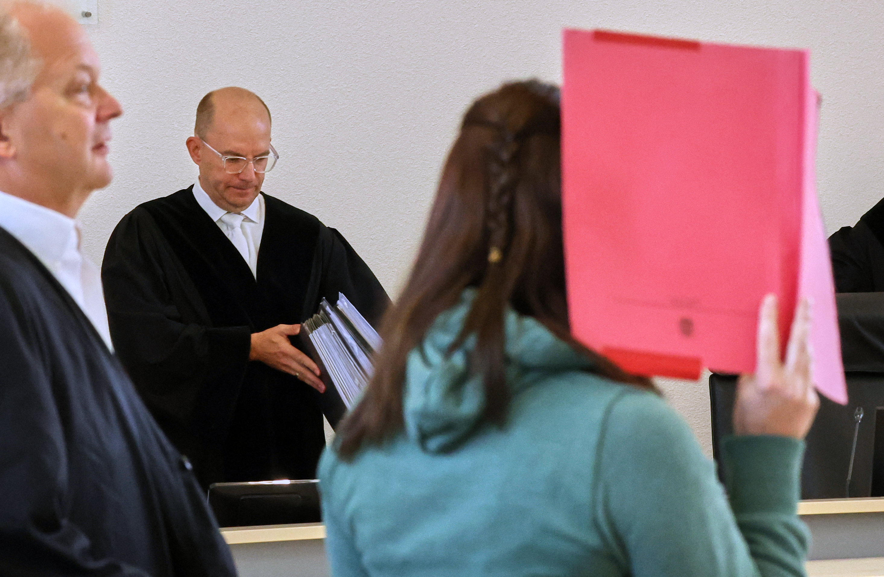 Anwalt Thomas Löcker (von links nach rechts), Richter Holger Schütt und die Angeklagte Gina H. | Quelle: Getty Images